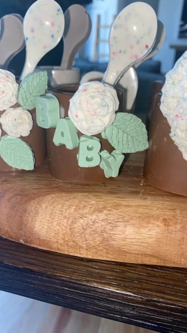 アリー・レイズマンのインスタグラム：「Made these chocolate cups & spoons for @abbeybergman baby shower 💕💙💕」