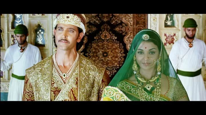 アイシュワリヤー・ラーイのインスタグラム：「✨Jodhaa and Akbar’s love continues to shine brightly through the ages as a symbol of mutual respect, tolerance and open mindedness between a man and woman, husband and wife. Today we are proud to celebrate the 15th year since our journey that brought their eternal romance to the silver screen.✨  #15YearsOfJodhaaAkbar ✨  @amitabhbachchan @hrithikroshan @ashutoshgowariker @sunita.gowariker @ronnie.screwvala #javedakhtar @arrahman  @deohanskiran @nitinchandrakantdesai @neeta_lulla @avigowariker @agppl @utvfilms @sonymusicindia @stargoldofficial @netflix_in   #15YearsOfJodhaaAkbar」