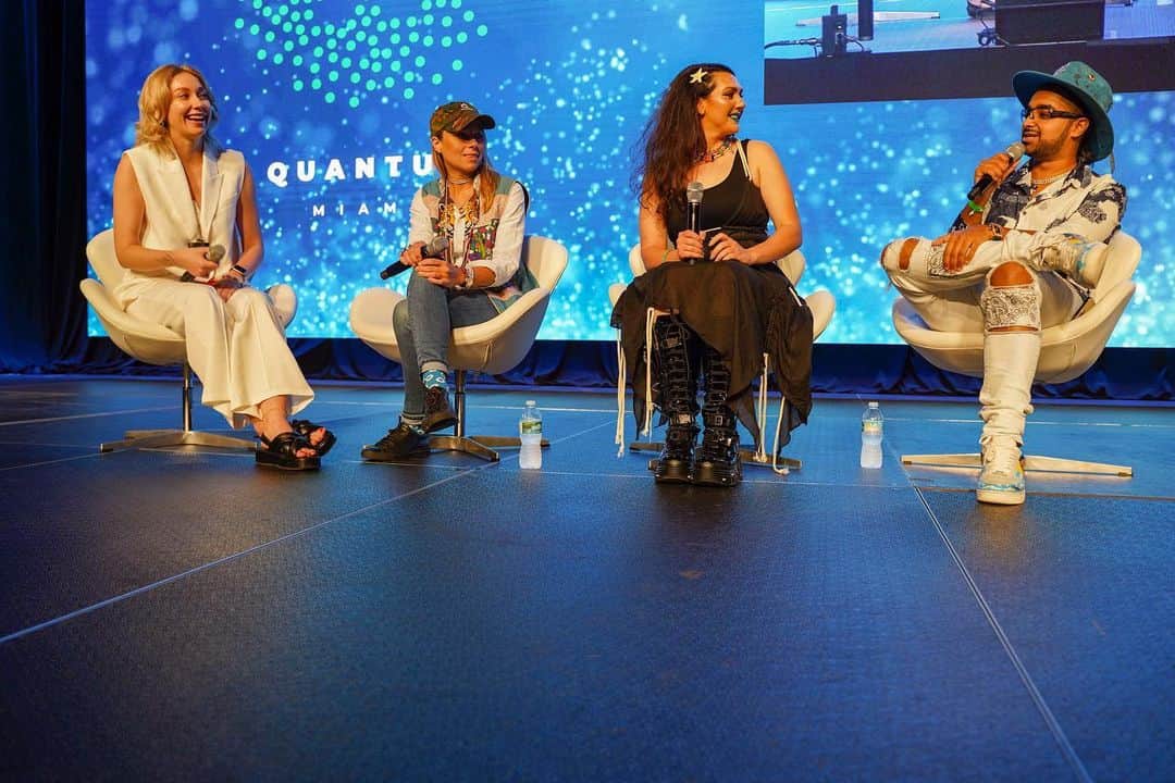 エヴァン・ルースラのインスタグラム：「Speaking at @Quantum_Miami about the State of NFTs with woman in blockchain!」
