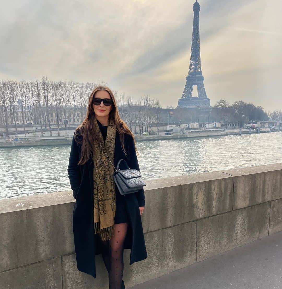 ローラ・ロブソンさんのインスタグラム写真 - (ローラ・ロブソンInstagram)「Are you happy to be in Paris? 🇫🇷🥖🍷」2月16日 3時37分 - laurarobson5