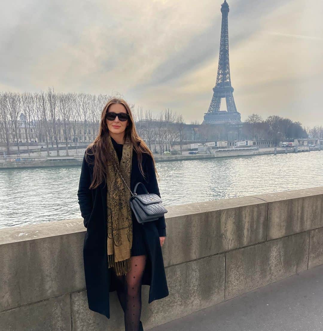 ローラ・ロブソンのインスタグラム：「Are you happy to be in Paris? 🇫🇷🥖🍷」