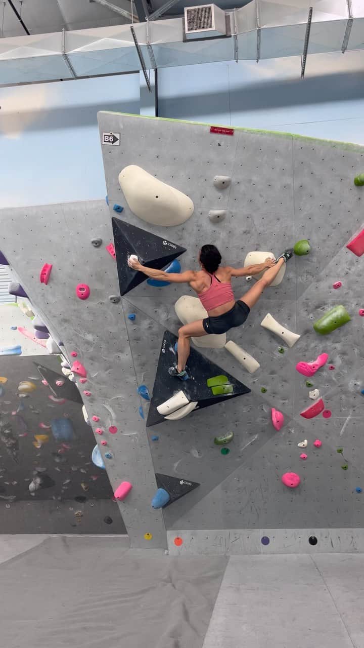 ニーナ・ウィリアムズのインスタグラム：「Legs-as-arms, the hill I will die on for short climbers 💪🏼 Fun one from the @movementgymscolorado Baker team, get after it!  #climbing #bouldering #gymclimbing #shortclimber」