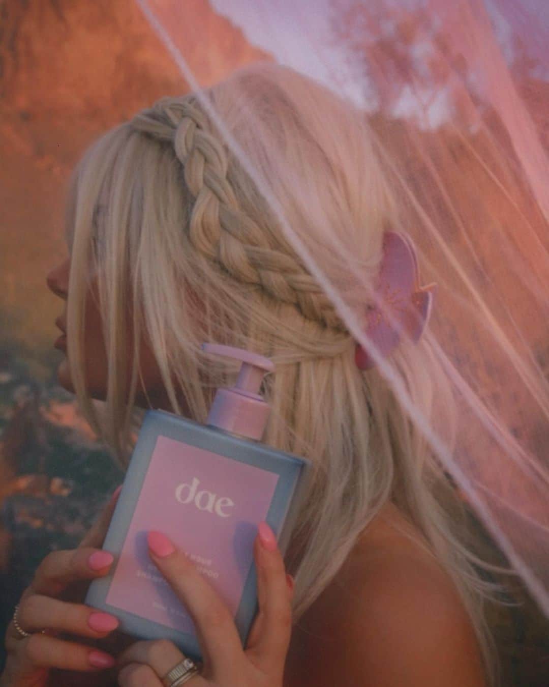 Amber Fillerup Clarkのインスタグラム：「Obviously had to do a blonde wig shoot for this launch?!?! We thought of every little detail with this purple shampoo.. the lather, the scent, the sparkle, the effectiveness… it’s a dream. Mark your calendar for 2/21 💜 ****this is a wig just for fun! These photos do NOT represent the results of this shampoo and the shampoo was not used on this wig! However, ALL assets used on @daehair, daehair.com, and Sephora.com are all shot without wigs, not extensions, the shampoo was used and represent real results!****」