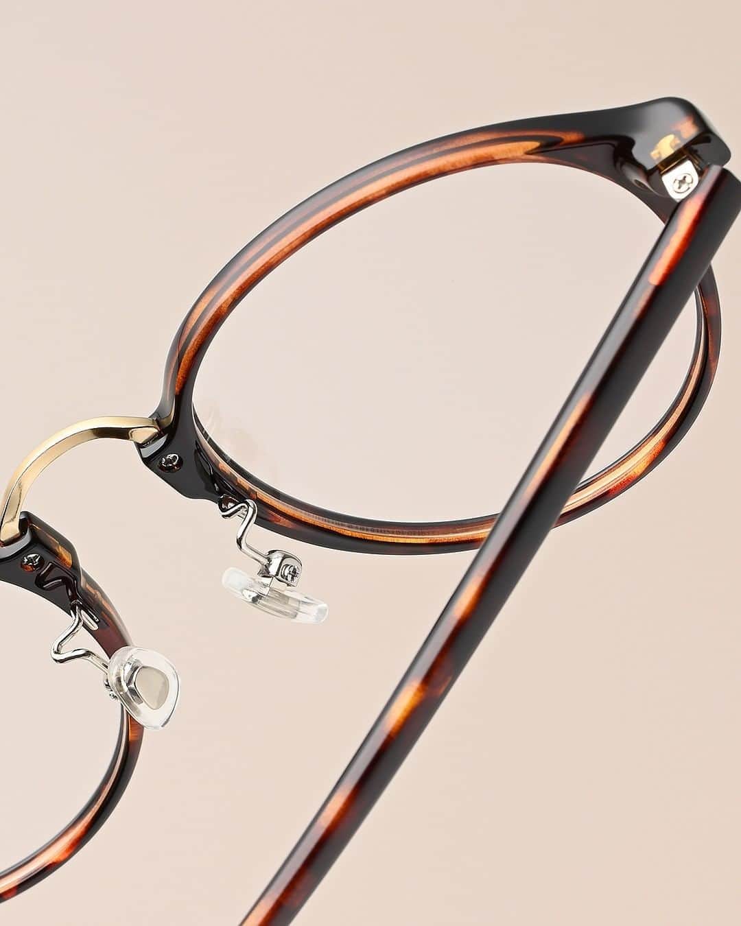 JINS PHILIPPINESさんのインスタグラム写真 - (JINS PHILIPPINESInstagram)「Looking for a slightly larger frame?This frame is perfect and goes well with casual fashion.  Accented with a gold bridge that shines around the eyes.  FRAME／LRF-19S-122 COLOR/Brown Demi  #JINS #Jins #glasses #eyewear #frame #fashionableglasses #roundglasses #stylish」2月16日 4時00分 - jins_philippines