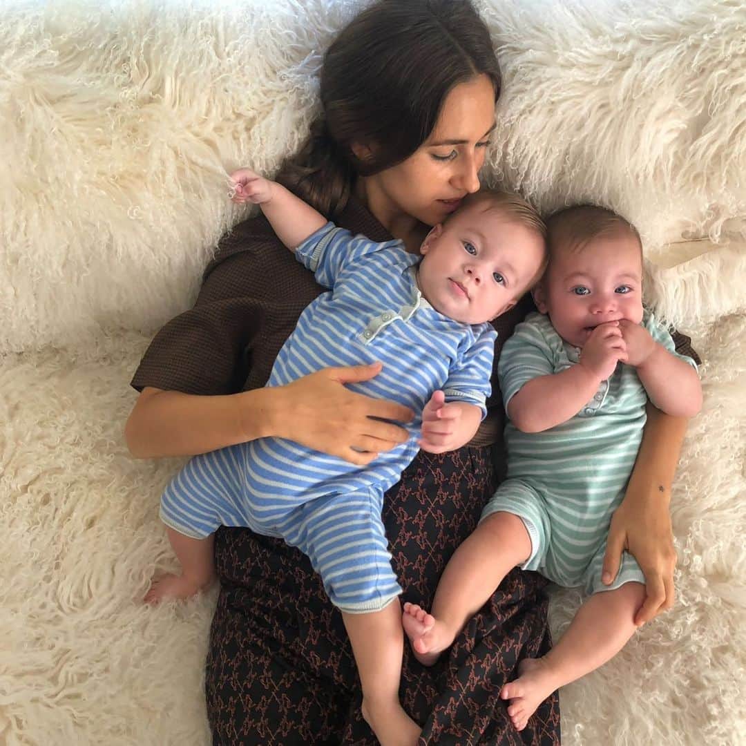 デルフィナデレトレズのインスタグラム：「When 2 become 5 🖐🏻❤️  Happy Birthday Tazio & Dardo 🎈」
