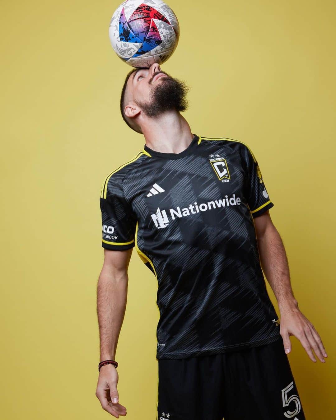 ミロシュ・デゲネクのインスタグラム：「New Season is almost here, New Jersey just dropped. Ready and hungry as ever for success Columbus we represent you 🖤💛⚽️🦁 @columbuscrew」