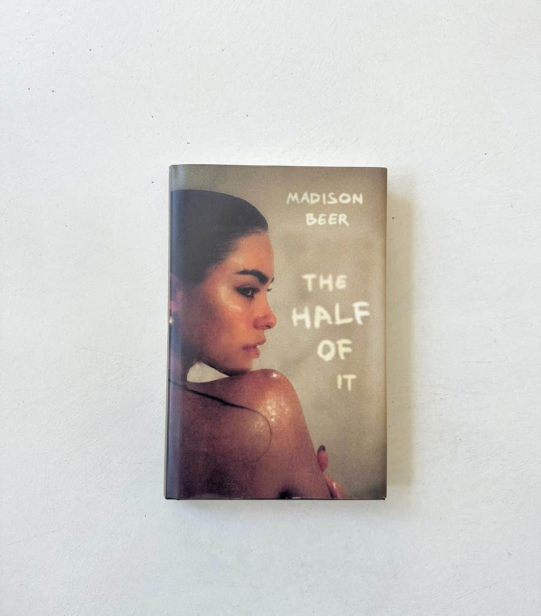 マディソン・ビアーさんのインスタグラム写真 - (マディソン・ビアーInstagram)「my memoir, The Half of It, will be yours april 25th. it feels truly surreal to be announcing this book and i am so excited to share my story with you in a way i never have before. from the reality of being signed at twelve, to everything that followed, where i am now, and my journey of reconciling with everything that came before. it has taken me a lot of extremely dark times to get here but i feel incredibly ready to tell you these chapters of my story. i hope you love it. i can’t wait to reintroduce myself to you.  you can now pre order my book using the link in my bio. can’t believe this day has come. thank you already. 🤍」2月16日 4時55分 - madisonbeer