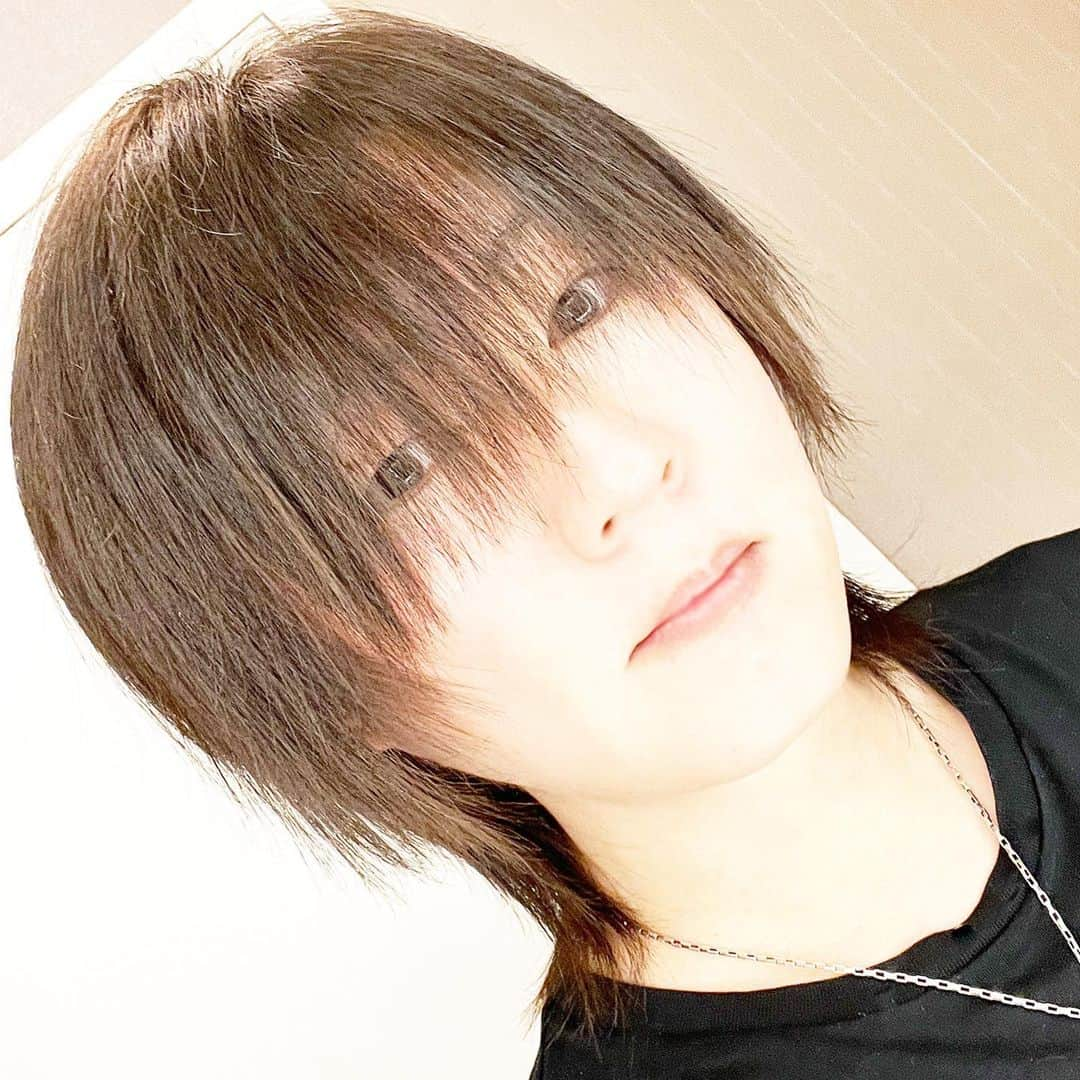 浅葉智のインスタグラム：「Shinny  #guitarist #travel #artist #music #jrock #model」