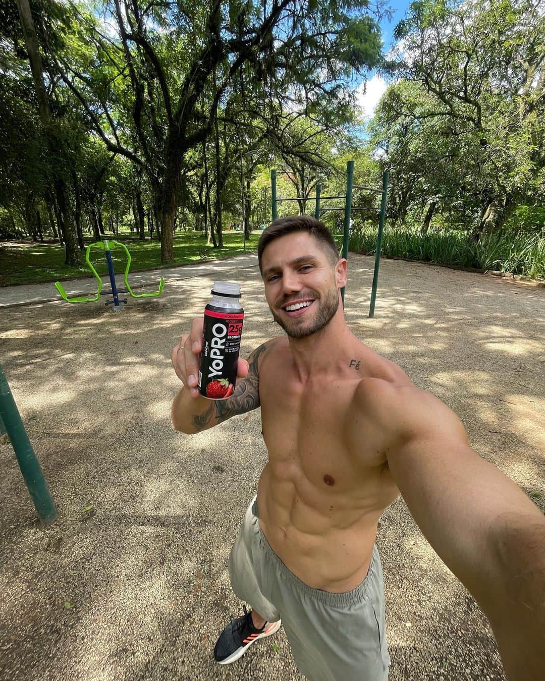 Jonas Sulzbachのインスタグラム：「YoPRO tá junto comigo sempre! Além de ser uma delícia, traz proteínas e praticidade para minha rotina! Esse iogurte líquido de morango 25g é o meu novo queridinho 😋 BOM DEMAIS!!!! Já experimentaram? Anota essa dica! @yopro.br #JuntosNessaLoucura  #publ」