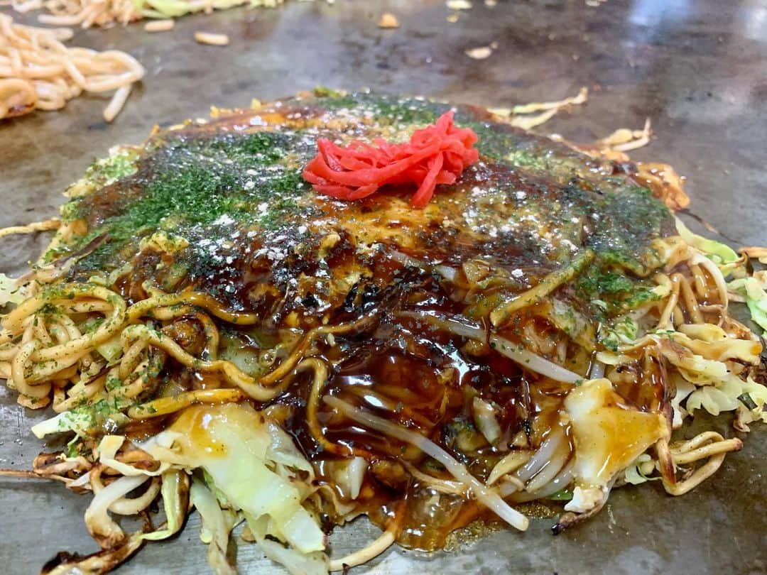 武内裕之のインスタグラム：「Hiroshima-style Okonomiyaki  #okonomiyaki #hiroshima #lunch #japanesefood #お好み焼き #広島 #広島グルメ」