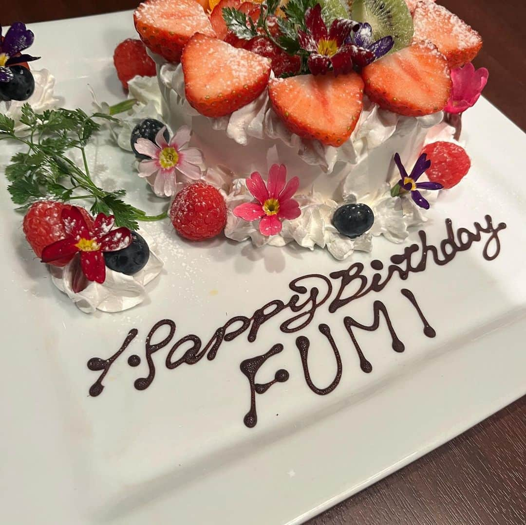 濱田文恵さんのインスタグラム写真 - (濱田文恵Instagram)「【祝33歳🎂㊗️お誕生日】  先日は33歳のお誕生日を 迎えました！  当日は夕方まで家族で のんびり過ごし 夜ごはんはお外で食べました🍽️  気付けば33歳。 あっという間の33歳。 まだまだ33歳。 もう33歳。  時間が過ぎるのがあまりにも早くて、自分が年を重ねていくことに実感がなかったり、不思議に感じたり、感慨深くなったりします。😇  何はともあれ、子供達と、家族で楽しく毎日を送れていることが、今はただただ嬉しい。  そう強く感じたお誕生日でした🎉」2月16日 7時10分 - tyanfumi