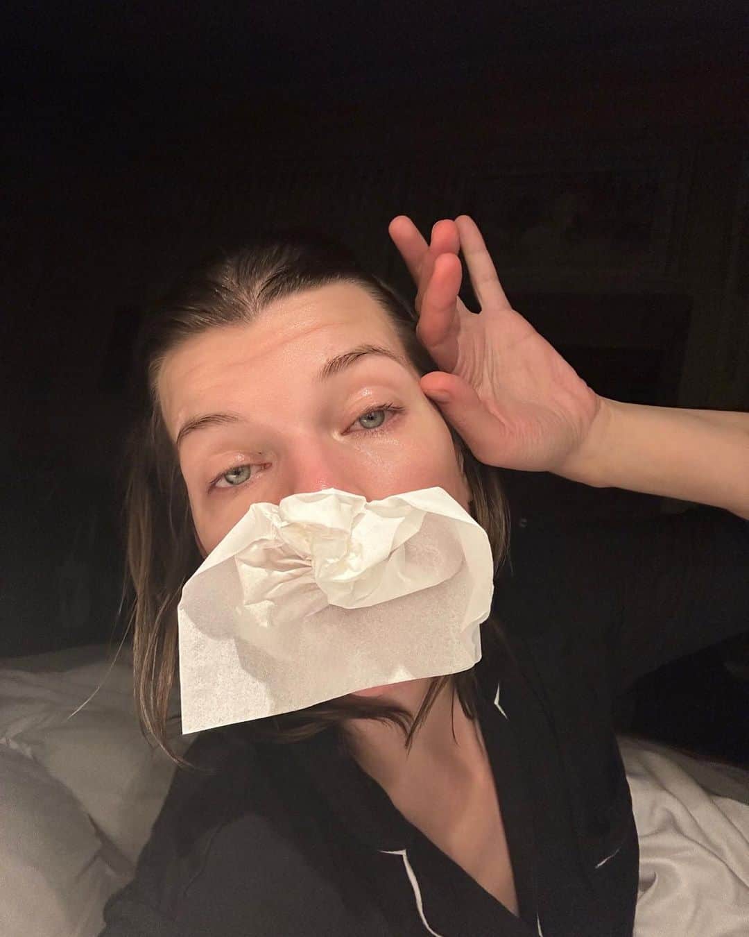 ミラ・ジョヴォヴィッチのインスタグラム：「People say I don’t post enough. You’re welcome.💅🏼💋💋💋」