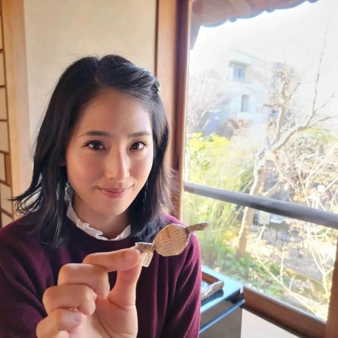 本仮屋リイナのインスタグラム：「収録前、財前直見さん @naomi_zaizen_official にいただいたミルクキャラメル🍬🍬🍬 ⁡ ⁡⁡緊張でかたくなった身も心もほどけていくような優しさでした。⁡⁡穏やかなちょうどいい甘さで、後味はさっぱりとして✨  他にも、ご自身で育てられたびわのエキスや、よもぎワセリンなど手作りの貴重な品をいただきました。 ⁡ ⁡⁡自然⁡と生きて、恵を活かし切り、そしてそれをシェアしてくださる。憧れしかありません🐞✨ ⁡⁡ ⁡財前さんのご著書「直美工房」は、わたしの理想の暮らしが詰まっています🌿🌿🌿⁡ ⁡⁡ ⁡MEGUMIさんは、「読むだけでデトックスされる！」と仰ってましたが、まさに。読了後、時間の流れが爽やかにのんびりしたものに変わるのを感じましたよ🍃⁡ ⁡ ⁡財前さん、ありがとうございました😋⁡ ⁡ #昨日の放送をご覧くださったみなさまありがとうございました☺☺⁡ ⁡#お見逃しの方はぜひTVerで🧙‍♀️」