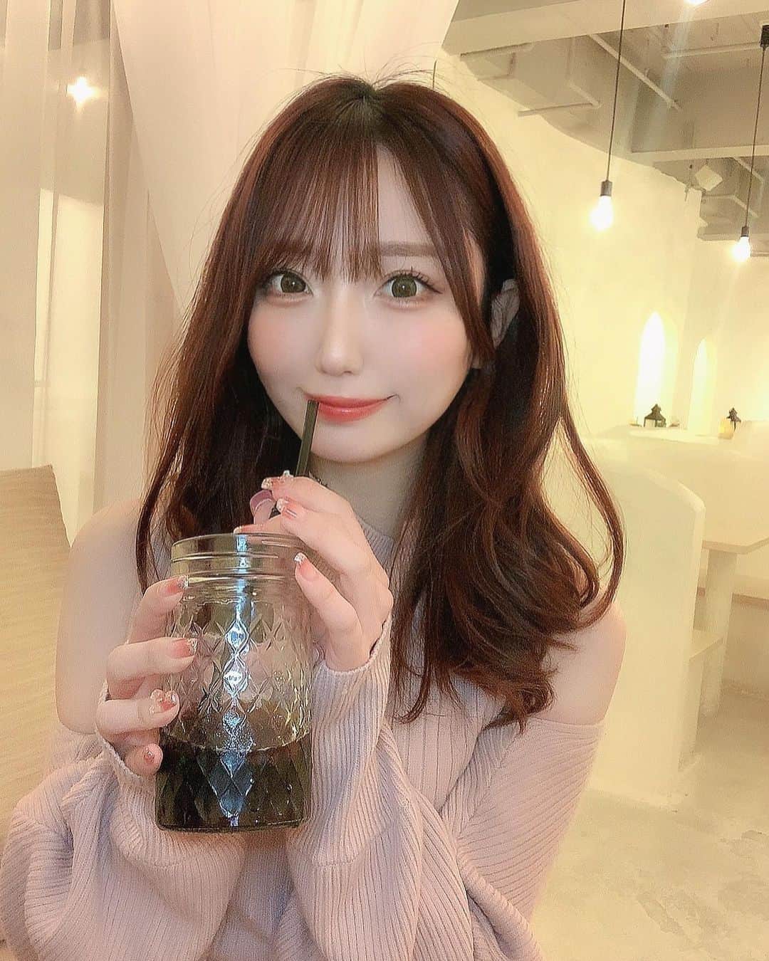 柳田なつみのインスタグラム：「コーヒーはブラック派☕️🍫♡ ・ ・ #icafe #大阪カフェ　#カフェ巡り　#ミディアムヘア #韓国メイク　#サロンモデル」
