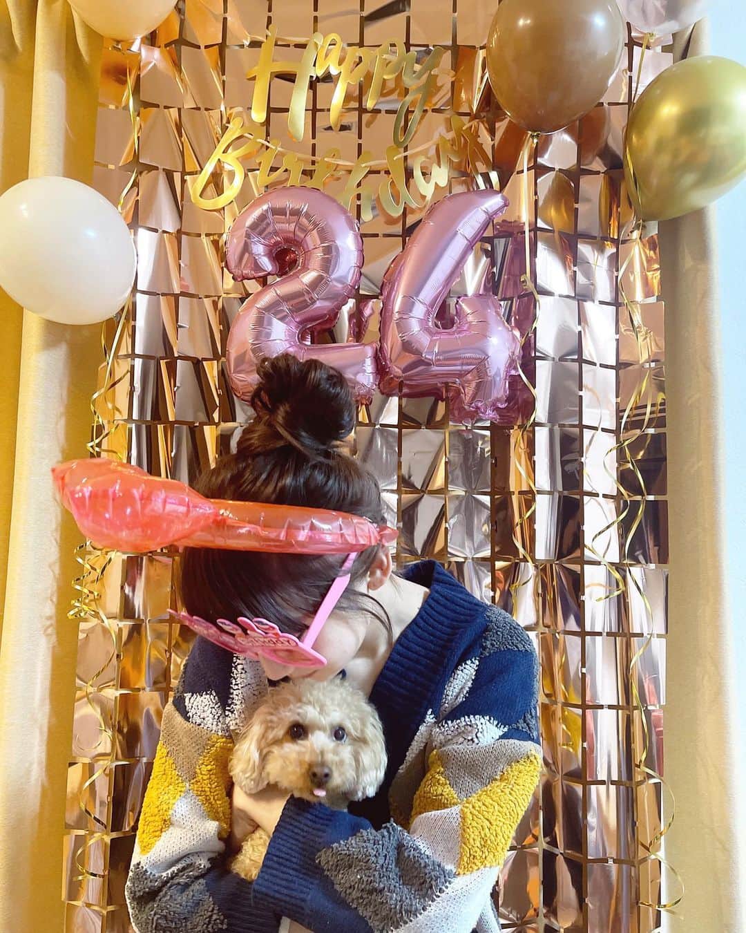 荻野由佳のインスタグラム：「24歳になりました 皆さんいつも、ありがとうございます😭♡ こさぶろう、ベロでてる😝」