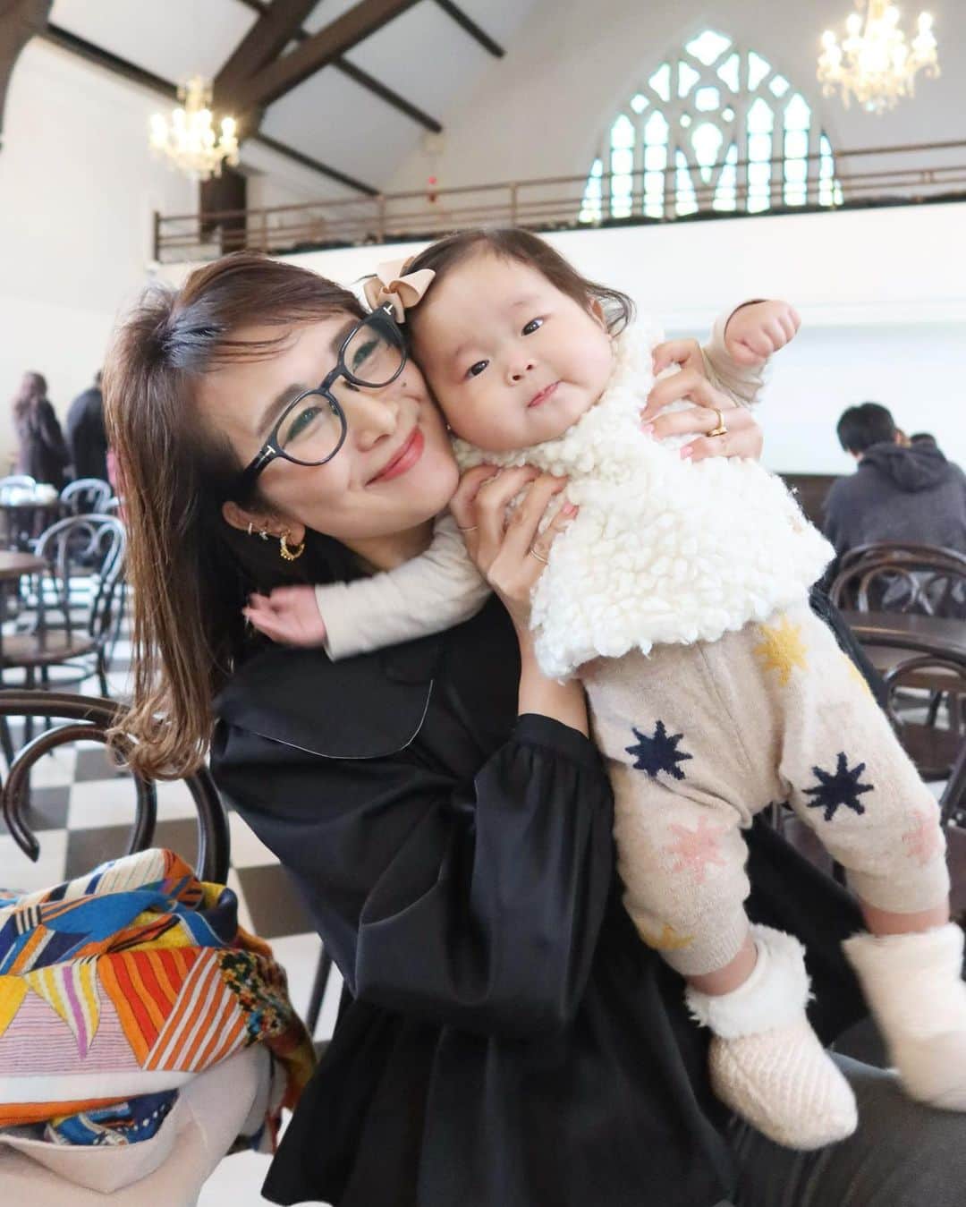 Mai Wakimizuのインスタグラム：「2歳の息子は私に似て地黒なのですが、娘は最近白くなって来て、憧れの"色白赤ちゃん"になりつつある♡主人も特に白いわけではないのに誰の遺伝だろ？笑 ぷくぷくムチムチまんまるちゃん＼(^o^)／ここ数日寒すぎて娘を湯たんぽ代わりしてる♡笑 そんなわたちももうすぐ7ヶ月♡ #生後6ヶ月#女の子ベビー#0歳女の子#女の子ママ」