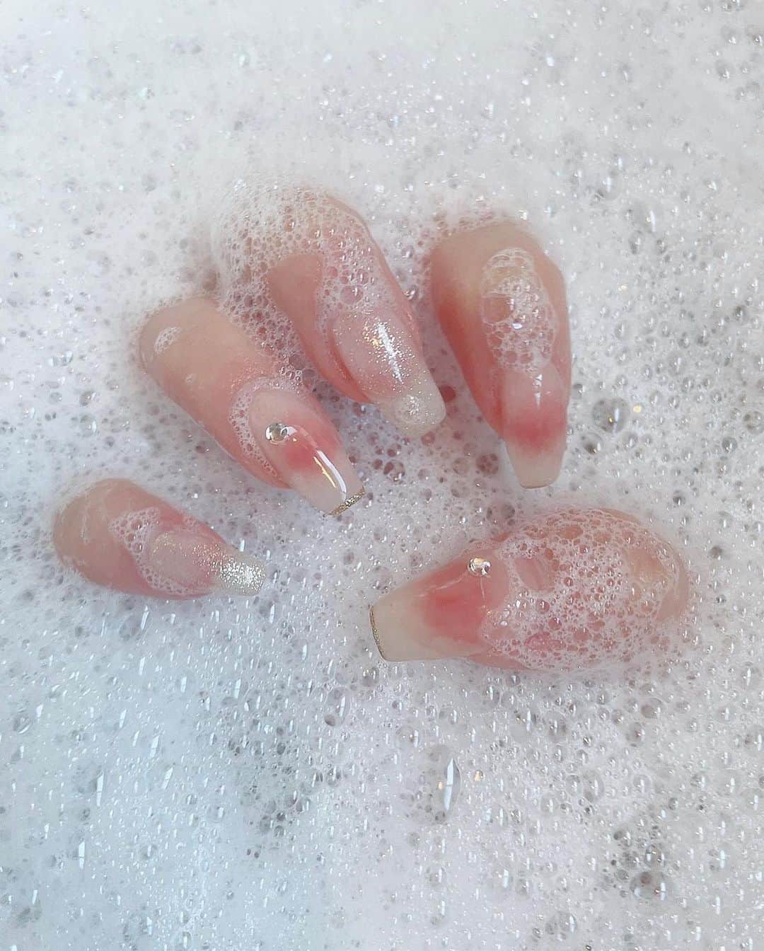 早河ルカ（るー）のインスタグラム：「最近シンプルなネイルにハマってるの！！🍑︎🫶🏻 チークネイルかわい❤️‍🔥  次は何色にしよかなぁ〜！！ @amano_lotus 今回もありがとうございます︎🤍」