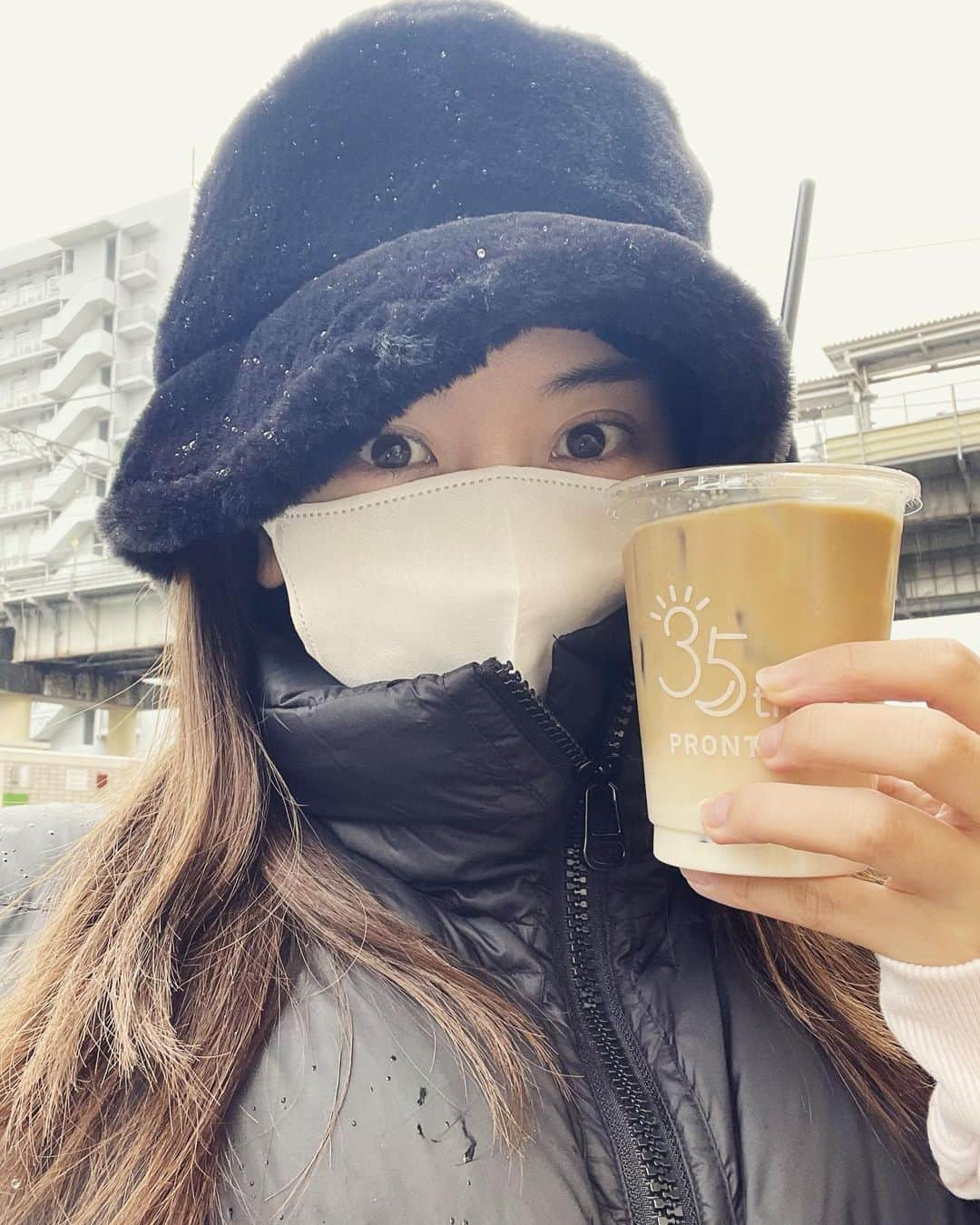のインスタグラム：「雪の日のアイスラテ🤍 実は先日1週間の入院生活を送っていました。 たまたま受けた検査で良性の腫瘍が見つかり、 摘出する手術をしました。 生活の中で全く症状はなかったのですが、 ほっておくと悪化する可能性があるということでした。  入院も手術も人生で初めてだったので、 なぜかちょっとワクワクしてる自分がいたのですが、 術後は想像以上に大変でした、、、  ただ入院するにあたり、かなり時間をかけていろんな検査をしました！ 他の部分には全く異常はなかったので、 手術が終わった今、私は完全なる健康体のはず！ しばらくは安心して過ごせそうです☆  検査、検診って本当に大事ですね。 しばらく健康診断を受けていないという方は、何も症状がなくてもぜひ受けて欲しいと思います。 何もなければまた安心して過ごせますからね(^^)  どんな入院生活だったのかを今夜のラジオでお話するので、よかったら聴いてみてください📻 『袴田彩会のsecret base』 ラジオ日本　26:00〜です♪  写真は退院の帰り☆ 1週間飲めなかったアイスラテが寒いけど本当に美味しかった🥰」