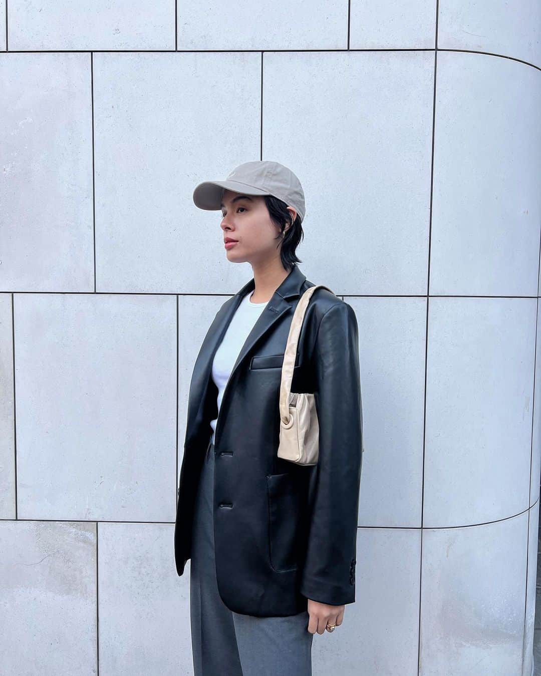 大屋夏南のインスタグラム：「Very excited for our eco leather jacket 🦋 エコレザーで作ったジャケットBellaは90年代のレザージャケットをイメージしながら肩周りや袖幅は今風にいいとこ取りをしました💫  一見メンズライクだけど、細さを出すところをこだわって色っぽく仕上げました🌹  素材には伸縮性があり柔らかくて軽く、着ていてストレスがないところも気に入ってます😌  使い終わった古着や工場で出た残反を再利用した、 RENU®プロジェクトのサスティナブルで環境にやさしい原料、再生ポリエステルを使用しています🌱  #encirclestyle」