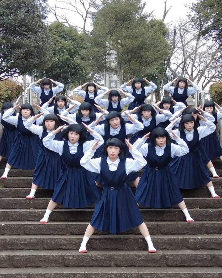 アカネのインスタグラム：「🔺🔺🔺🔺 avantgardey to appear in Super Bowl Doritos commercial😳✨🔥  I tried dancing with a triangle as a motif👍 Full of triangles△▼△▼ No sound, but enjoy🔇🙏  アバンギャルディが先日のSuper BowlのDoritosのCMに 一瞬だけど映りました👍  三角だらけの愉快なCM🤪🤪 出演者が超豪華でビックリ✨😳 音声はありませんがお楽しみください🔇🙏  #ドリトス #doritos  #avantgardey #アバンギャルディ @doritos   @avantgardey_  @nona_avantgardey  @nagano_avantgardey  @seira_avantgardey  @sono_avantgardey  @moca_avantgardey  @aimu_avantgardey  @miyuu_.avantgardey  @kanami_avantgardey  @macchan_avantgardey  @pani_avantgardey  @aoi._.avantgardey  @rico_avantgardey  @oya_avantgardey  @fuka_avantgardey  @kotone_avantgardey  @chacha._.avantgardey  @harune2nd_avantgardey  @ayane_avantgardey  @ui_avantgardey」