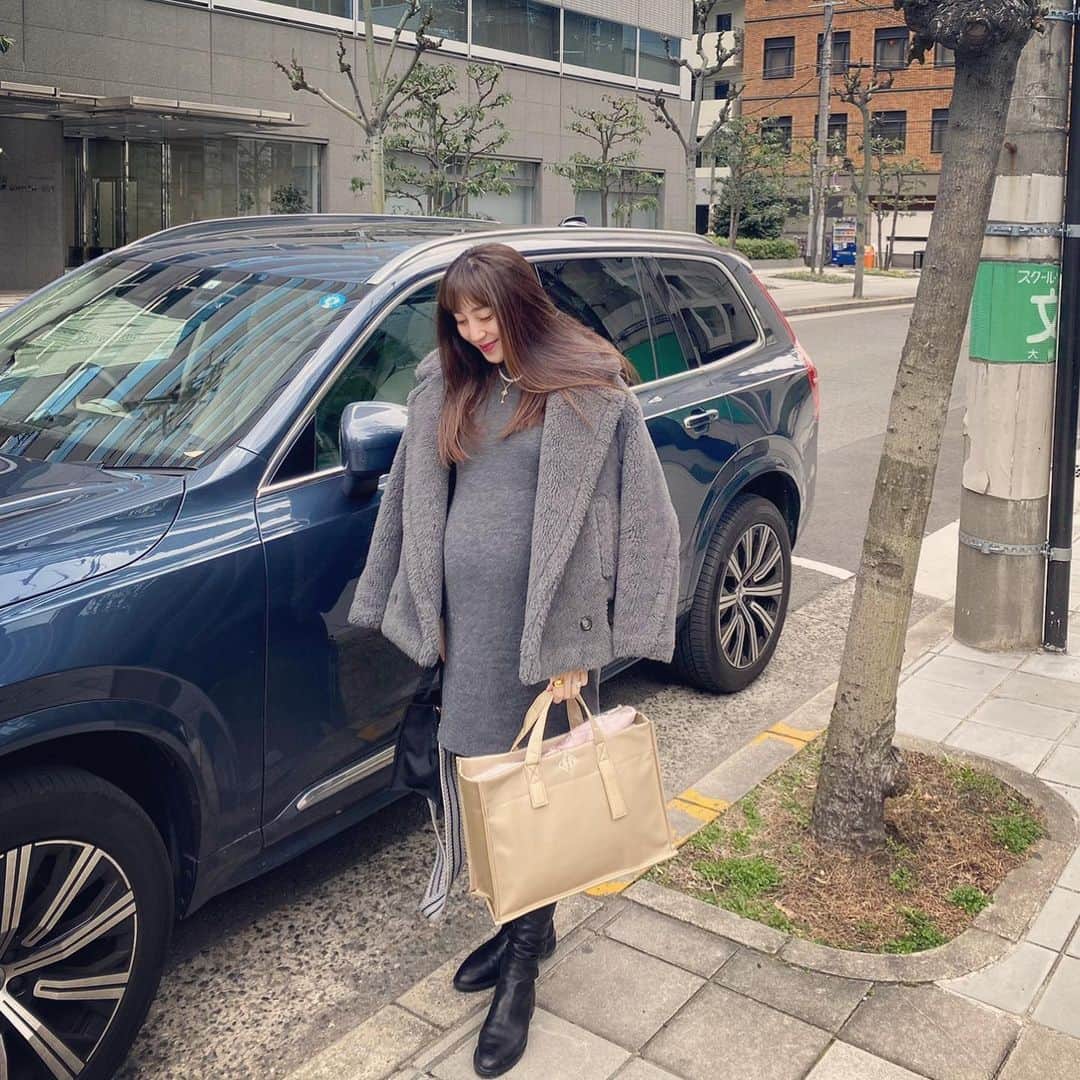 のインスタグラム：「今日は大阪へ打ち合わせに✨ お洋服の企画や最終check🪡 ２月中にやっておきたい事 少しずつこなしています🥰 取引先さんの皆さんが大好きなので 会えると嬉しいし打ち合わせも楽しい🫶  明日は"Nylon"seriesの Gardenが4色発売されます 今日はお仕事鞄に “Cinnamon"カラーを持って❤️ #work #打ち合わせ #大阪 #love #maternity #双子妊娠 #8ヶ月」