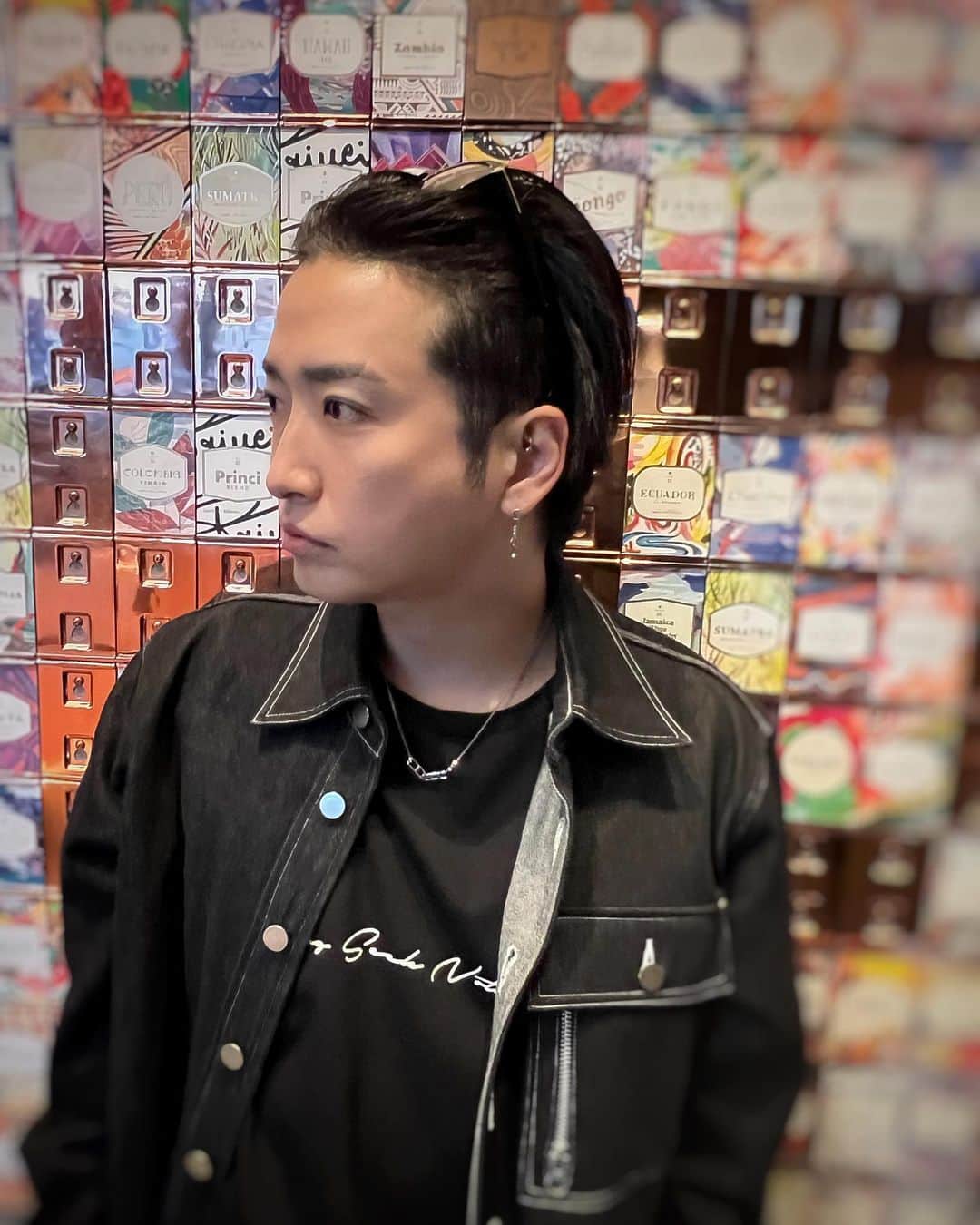 のインスタグラム：「ラスト2日間🤘🤘🤘今日は @nsnf_official と合わせてみたよ！ そしてたくさんのオーダー本当にありがとう！😭😭😭 みんなが僕の名前を大切に思ってくれて嬉しい！この20年を一緒に歩いてきたんだなって実感してます！ お渡し会でみんなに会えるのを楽しみにしてる！僕から直接ありがとうを伝えさせてね！🤟  2/17 （Fri）23:59までです！  https://www.maverick-stores.com/aki-velvet-lounge-5th-product/  #sid #明希 #accessory #明鏡」