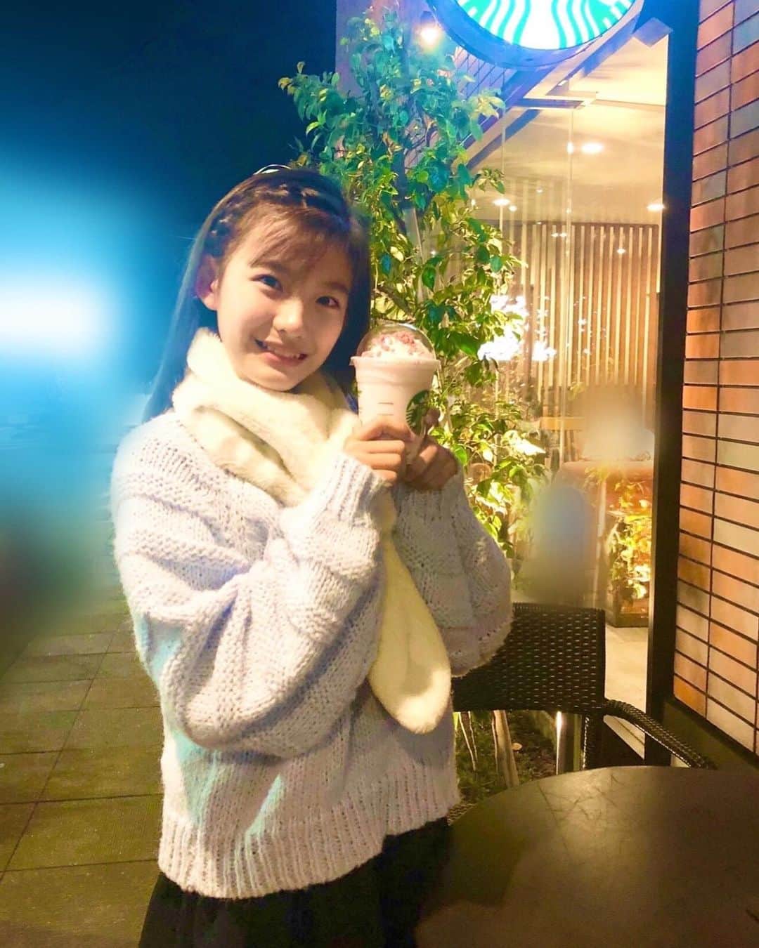 野澤しおりのインスタグラム：「昨日から発売の スタバの新作「さくら 咲くサク フラペチーノ®」を飲みました🌸 毎日 寒くて、家の中に こもっているので、春が来るのが 待ち遠しいです🌱  #スタバ新作 #さくら咲くサクフラペチーノ #野澤しおり」