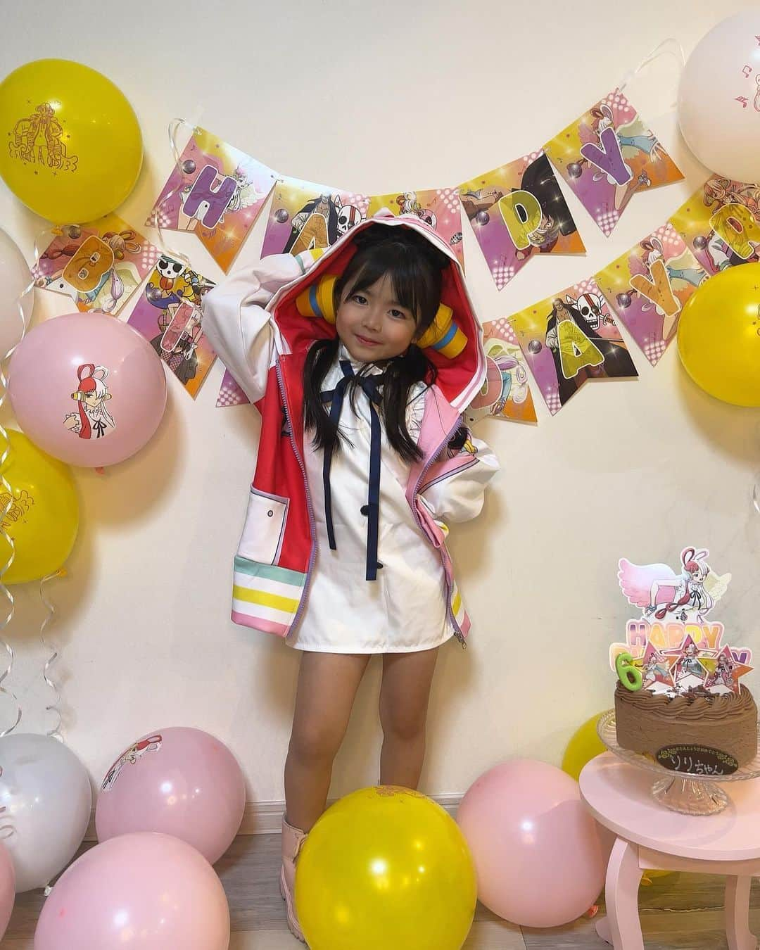 河内麻沙美のインスタグラム：「#birthday 🎂 ． ． 2月3日節分の日にLILIちゃん6歳になりました🎂🎊🎉 4月から小学生🥹💓 大きくなったなぁ🥰 ． 今年は大好きなウタでいっぱいにしました🤭❤️ 毎年好きなキャラクターが変わって忙しいね🤣‼️ ． 健康に、笑顔溢れる毎日を過ごそうね🍀 おめでとう🥰🫶 ． #誕生日#誕生日飾り付け#ワンピース#ウタ#6歳#おめでとう」