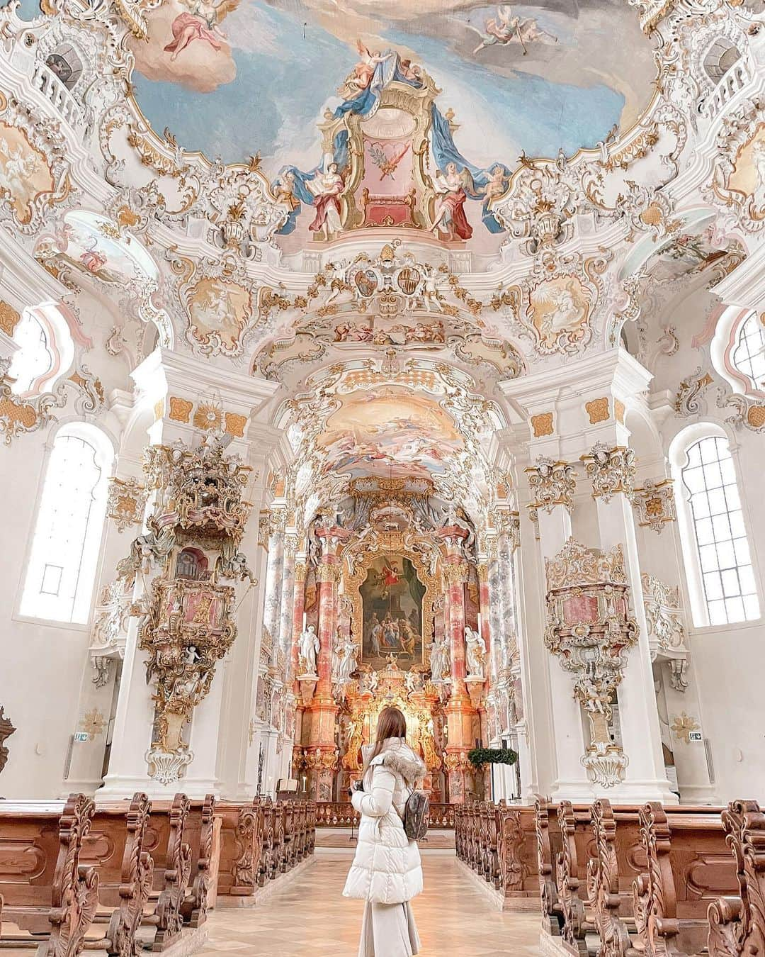 NakamuraYukiのインスタグラム：「⁡ ⁡ ⁡ 世界遺産ヴィース教会⛪️ ⁡ 今まで沢山の教会をみてきたけれど、 ダントツで美しくて好きになりました。 ⁡ 白い外観も素敵だなと思って中に入ると 内装のロココ装飾が一面に広がり 360°美しい空間でした。 ⁡ 扉が閉まり旦那さんと2人だけになった 瞬間に訪れた静けさとあの空気… 何時間もいたいほど素晴らしい時間でした。 ⁡ ⁡ ⁡ ⁡ __________________________ ⁡ 🇩🇪Germany 📍#wieskirche  🗓2022.12.03-12.13 __________________________ ⁡ #yukis_inGermany #旅行 #カメラ女子 #女子カメラ #海外旅行 #shien #shienofficial #シーン#プチプラコーデ#プチプラファッション #旅コーデ#ドイツ旅行#ドイツ#教会#教会建築 #教会巡り #Germany#germanytourism #germany🇩🇪 #germanytravel」