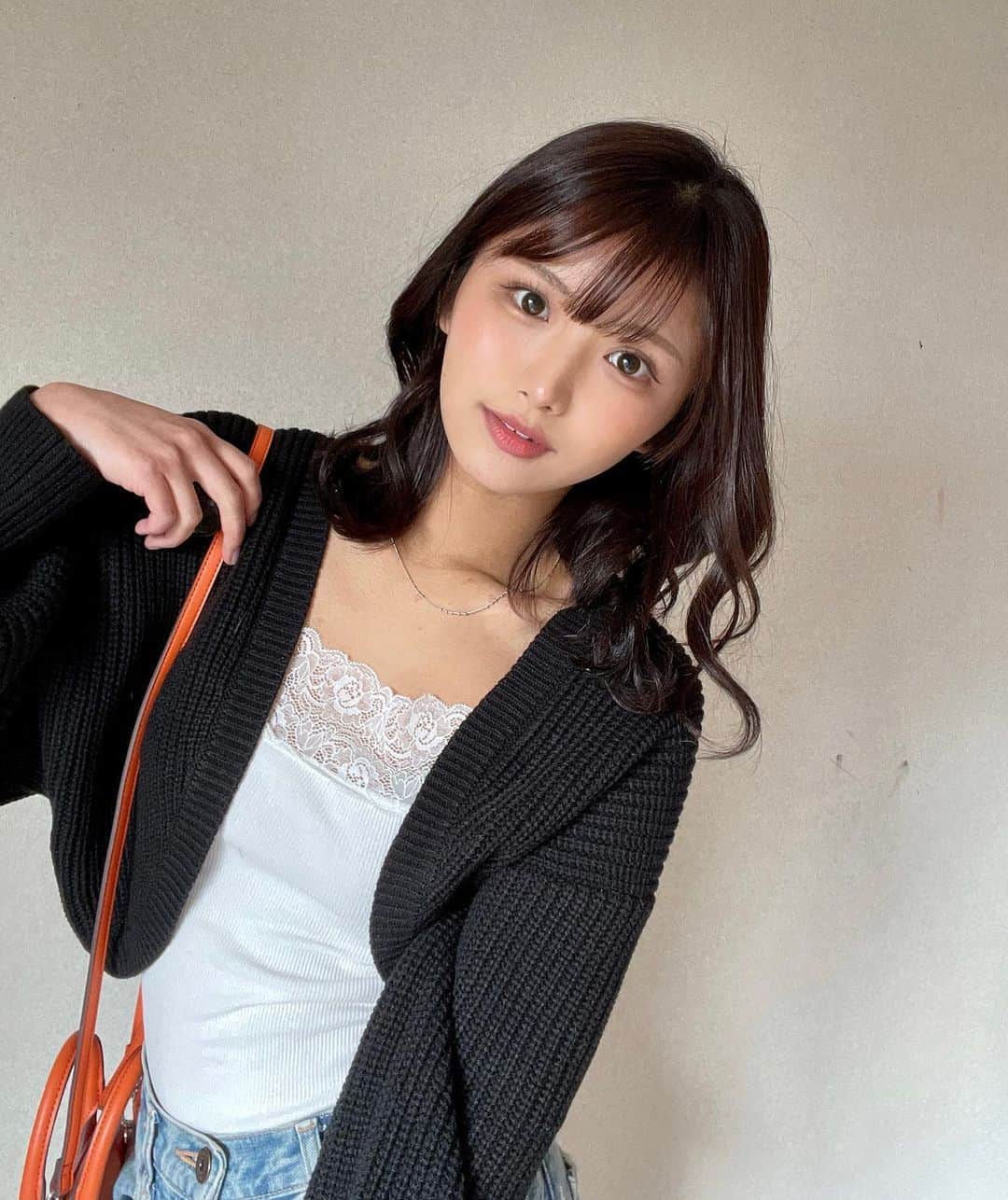 山本ゆうかのインスタグラム：「⁡ 最近気温が上がったり下がったりでてんやわんや😀💦 冬のコートも可愛いけど、重ね着でコーディネート出来る時期が恋しい😮‍💨 早く薄着で外出たいな。 ⁡ ⁡ 畔編みニットボレロ→ @wego_official キャミソール→#gu 鞄→gu デニム→#mousy ⁡ ⁡ ショートカーディガンやから、スタイルがよく見えるヘルシーコーディネート🥗 ちょっと良い女な感じがする！(と思い込んでいる！) ⁡ ⁡ ZOZOTOWNにてタイムセール中で¥2499のプチプラ🐥 短い丈のカーディガンって中々無いからおススメです👆 ⁡ ⁡ @wego_webstore #WEGO #プチプラコーデ #ヘルシーコーデ #肌見せ #ウィゴー #ボレロ #カーディガン #韓国巻き #くびれヘア #外巻き」