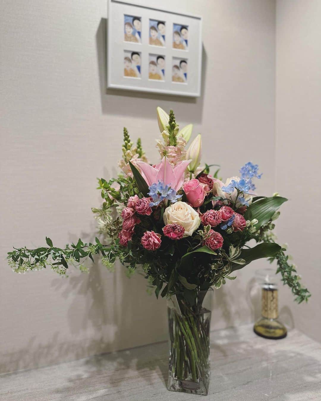 貫地谷しほりのインスタグラム：「先日大奥クランクアップしました！ いただいたお花は玄関に。 クランクアップして帰ったら 夫からもお疲れ様の花束が💐 とてもお部屋が賑やかです。 #nhk #大奥 #クランクアップ #お花のある暮らし」