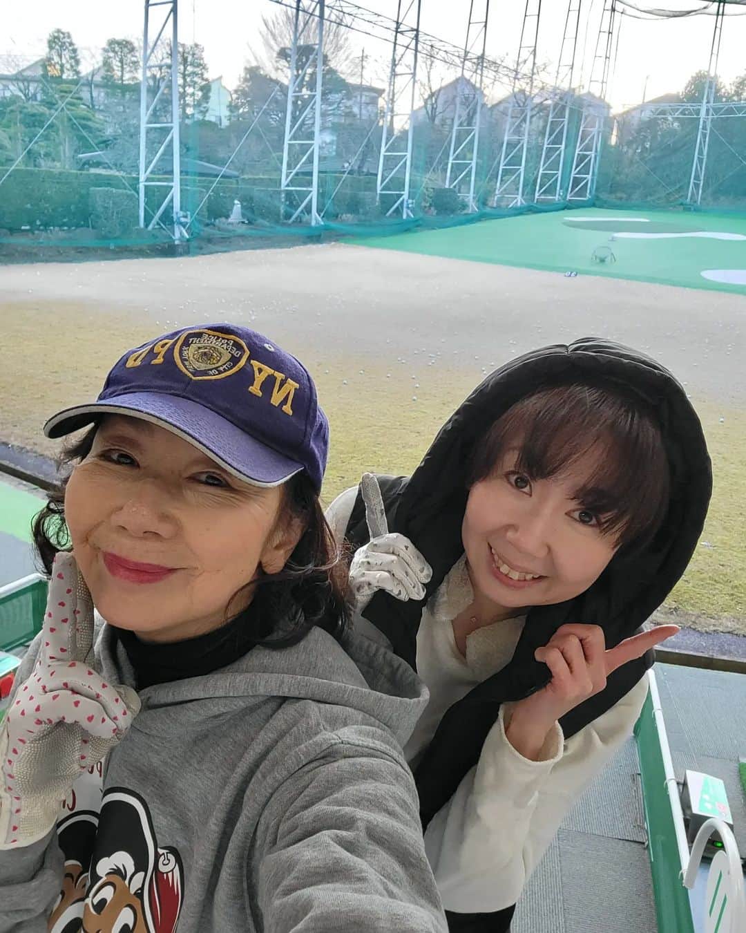 のインスタグラム：「寒かったけど、麻友美とゴルフの練習してきました。 相変わらずアイアンがダメなんだわ、私。 じゃあ、もっと練習すればいいのに、まあまあ当たるからとドライバーばかり打つ‼️ これじゃあ、進歩しないよね。まっ、いいか😉👍 パーカーはお気に入りキャプテンサンタ❤️ #キャプテンサンタ #村井麻友美」