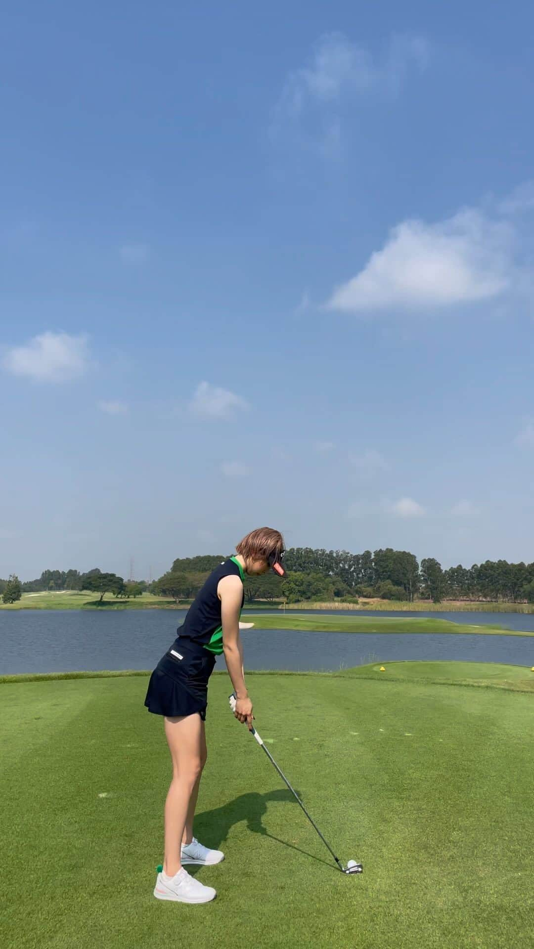 越雲みなみのインスタグラム：「🙏🏽🇹🇭  ⛳️AYODHYA LINKS 　  名物ショートホール バーディーとったよコップンカー🙏🏼  #bitech#jackbunny #バイトするならエントリー #ファイブスター東都#ニューバランス #栄和リサイクル#er#jeep #キャロウェイ #タイ#タイゴルフ#🇹🇭」