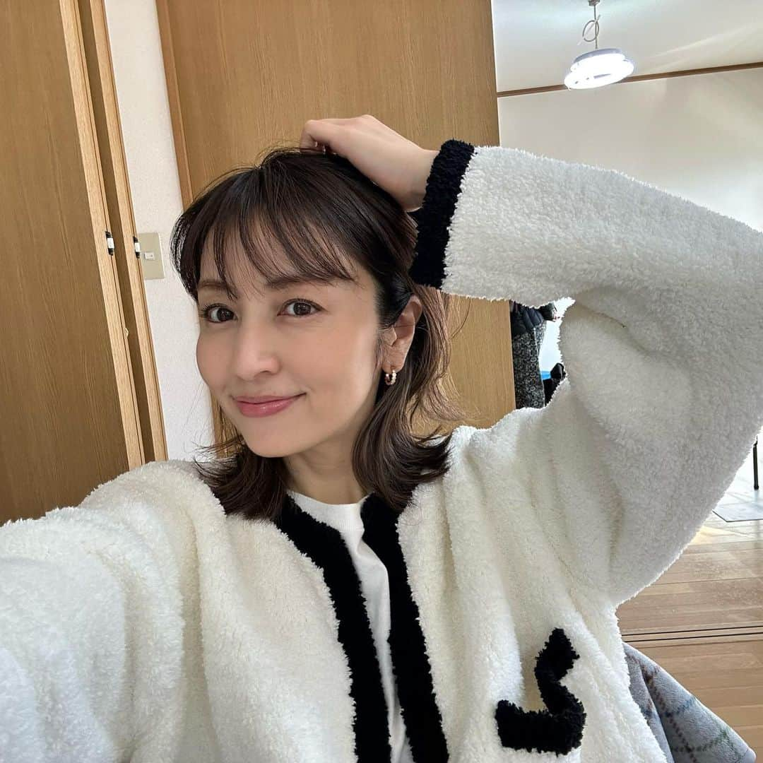 矢田亜希子さんのインスタグラム写真 - (矢田亜希子Instagram)「【オンエア】 2023年2月16日(木)23：59〜24：54 読売テレビ・日本テレビ系　プラチナイト木曜ドラマ『しょうもない僕らの恋愛論』第5話 #しょも恋#今夜放送#今夜は第5話#絵里#絵里の衣装#絵里のルームウェア#可愛くてお買い取りした#kashwere #カシウエア#現場にて」2月16日 18時12分 - akiko_yada