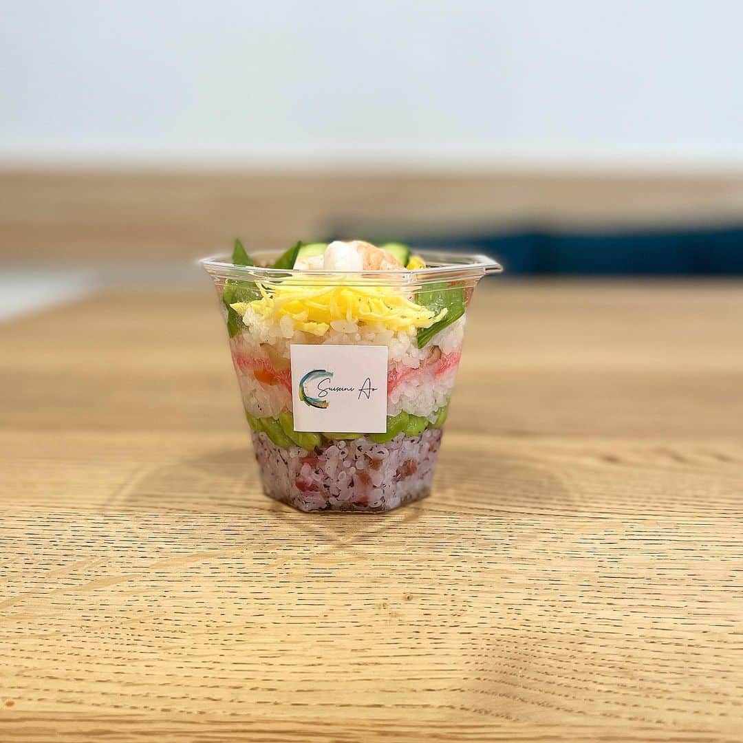結城リナのインスタグラム：「カフェで3月3日のひな祭りに向けて 「カップちらし寿司」 のご予約承り中🎎  1カップ490円 5カップセットで2,300円 で販売します✨  お渡し日 3月3日（金） お渡し時間　13:00〜18:00  お電話またはDMにて承ります📞 《彗星に碧》 01558-8-7227  〒089-2134 北海道広尾郡大樹町東本通5-1 営業時間　11:30〜18:00 定休日　木・金」