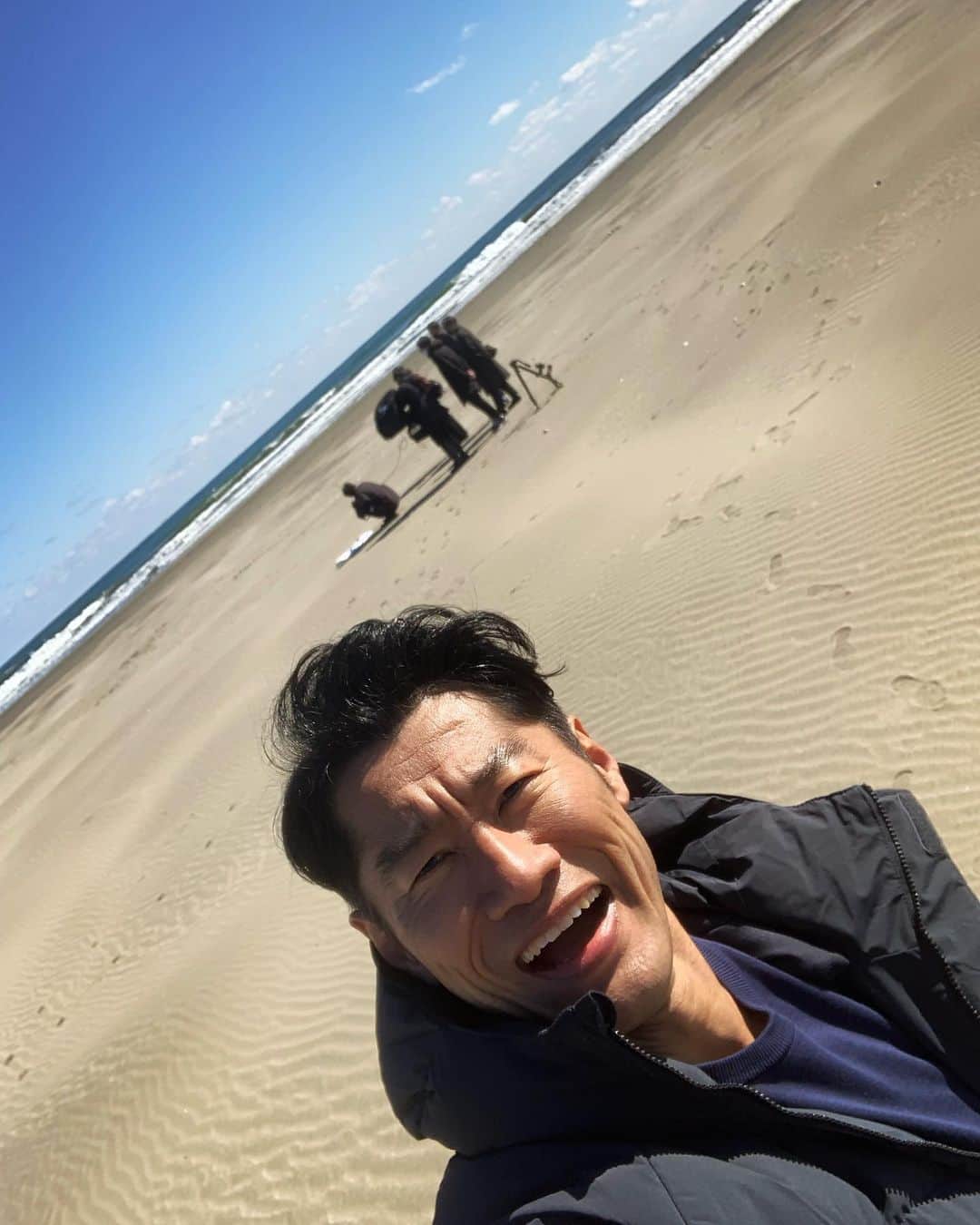 平山祐介さんのインスタグラム写真 - (平山祐介Instagram)「✔︎ いくら天気が良くてもさ まだまだ寒いのさ 特に海辺はさ 撮影終わってロケバスに戻ると @5884take さんが砂を洗い流す用にバケツにお湯を用意してくれていた。 抱かれてもいいと思った。 ありがとうございました。 寒空の下、みなさまお疲れさまでしたー。 #平山祐介 #yusukehirayama」2月16日 18時28分 - yusukehirayama_