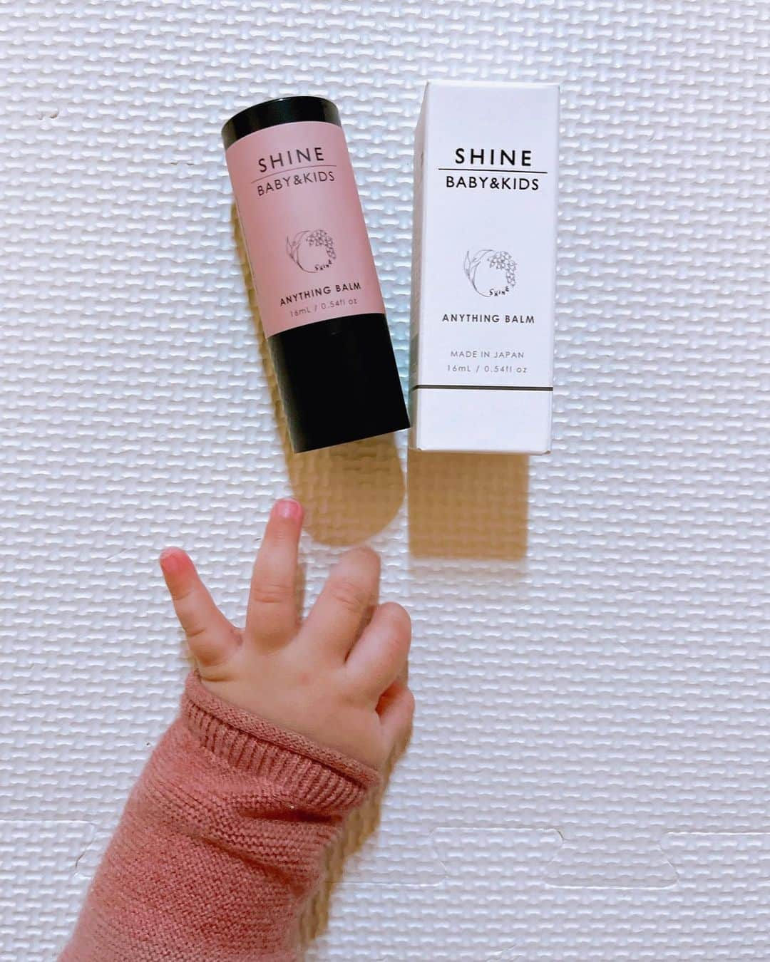 藤本真由のインスタグラム：「👶ANYTHING BALM👣  寒い日が続きお肌も乾燥でカサカサしやすい季節🤦‍♀️  このエニシングバームは、 沖縄を代表するハーブ【月桃🌿】とセサミオイルを贅沢に配合した濃厚バーム🧴  乾燥が気になるこの季節にはピッタリの持ち運び便利なスティックタイプ🫶  シャインベビー＆キッズのスキンケアには100％天然由来成分を使用しているので安心して赤ちゃんにも使えるのです👶🎀  〈  全成分 〉セサミオイル、みつろう、ローヤルゼリー、プロポリス、ゲットウ葉油  虫刺されにも使えるみたい🐝  パッケージも可愛くてちょっとしたプレゼントにも喜ばれそう💝  PR @shine_babyandkids #ゆらぎ肌 #乾燥肌対策 #敏感肌スキンケア #保湿ケア #月桃コスメ #オーガニックスキンケア #自然由来 #シャインベビーキッズ　#子育てママ #育児グッズ」