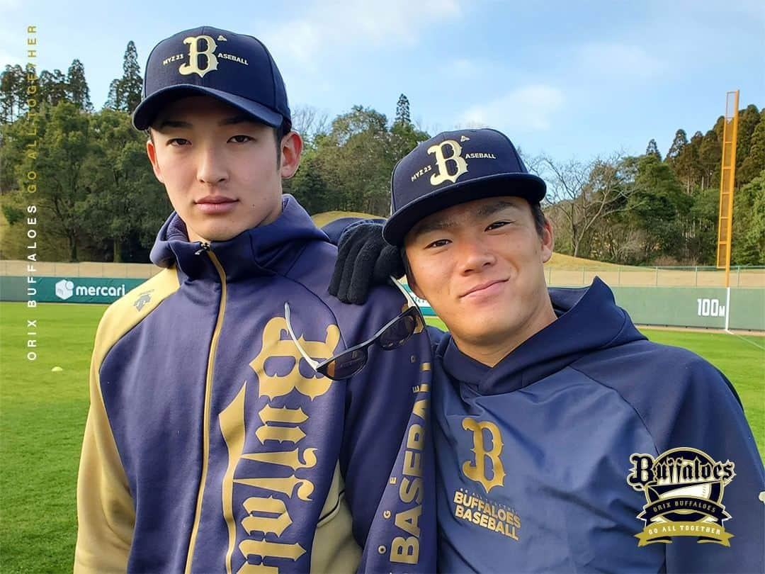 オリックス・バファローズさんのインスタグラム写真 - (オリックス・バファローズInstagram)「#山本由伸 #山崎颯一郎 #写真の時だけ真顔 #😐️ #Bs朝のお戯れ #山脈戯れ #由伸がんばれー #🇯🇵 #⚾ #宮崎春季キャンプ #Bs2023 #buffaloes #baseball #ORIX #プロ野球」2月16日 10時02分 - orix_buffaloes