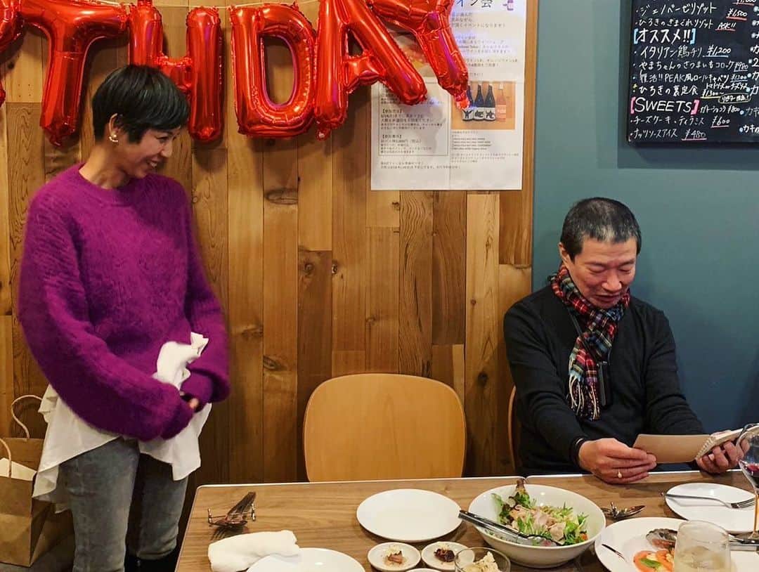 西方凌さんのインスタグラム写真 - (西方凌Instagram)「先日、夫の木村祐一が還暦を迎えました🙌   数ヶ月前から計画していたサプライズ🥂 何も知らない祐一さんが来店すると、 皆さんが居るというサプライズ✨ 嬉しさのあまり、涙していました🙌 皆さまのおかげで素敵な還暦祝いとなりました。   芸人さんが芸人さんだけで集まると、 もの凄いスピードでボケとツッコミが飛び交う。 待った無しの笑かし合戦。  この後、お仕事終わりの最終新幹線でジュニアさんと村上純さんも駆けつけて下さり、笑いに笑った幸せな夜でした😂 ほんと皆さんと居ると、いい顔するなぁ😌   お忙しい中お集まりいただき、感謝です🙏 60歳、まだまだ現役で頑張ります！ これからもどうぞよろしくお願いします致します。  ※ムービーが途中で終わってしまっているので、新しく更新しました🙌      #赤いちゃんちゃんこではなく #赤いヴェルサーチのバスローブ #オステリアピーク #peak」2月16日 10時07分 - nishikataryo