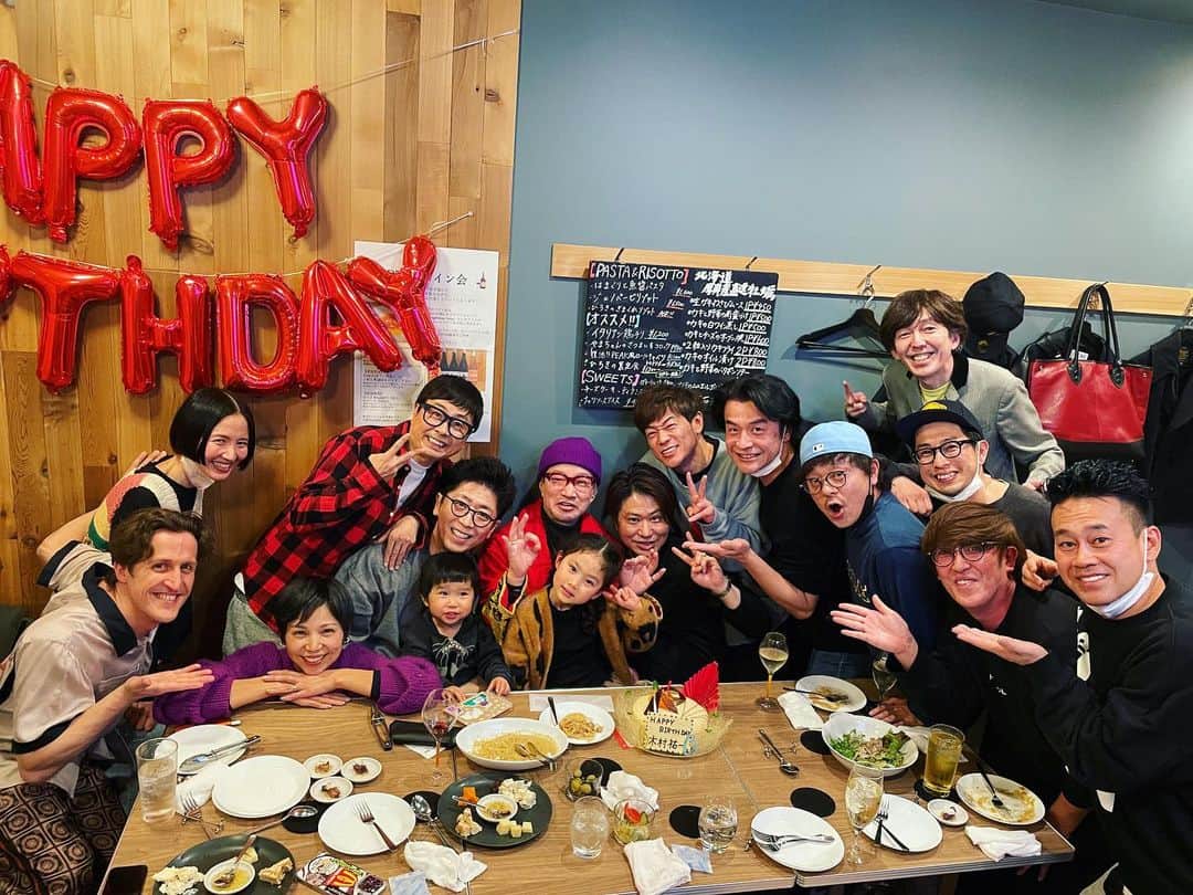 西方凌さんのインスタグラム写真 - (西方凌Instagram)「先日、夫の木村祐一が還暦を迎えました🙌   数ヶ月前から計画していたサプライズ🥂 何も知らない祐一さんが来店すると、 皆さんが居るというサプライズ✨ 嬉しさのあまり、涙していました🙌 皆さまのおかげで素敵な還暦祝いとなりました。   芸人さんが芸人さんだけで集まると、 もの凄いスピードでボケとツッコミが飛び交う。 待った無しの笑かし合戦。  この後、お仕事終わりの最終新幹線でジュニアさんと村上純さんも駆けつけて下さり、笑いに笑った幸せな夜でした😂 ほんと皆さんと居ると、いい顔するなぁ😌   お忙しい中お集まりいただき、感謝です🙏 60歳、まだまだ現役で頑張ります！ これからもどうぞよろしくお願いします致します。  ※ムービーが途中で終わってしまっているので、新しく更新しました🙌      #赤いちゃんちゃんこではなく #赤いヴェルサーチのバスローブ #オステリアピーク #peak」2月16日 10時07分 - nishikataryo