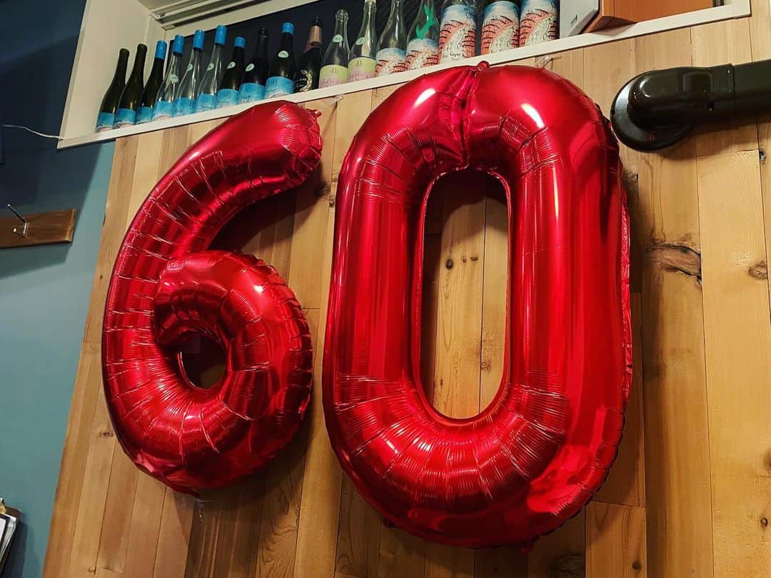 西方凌さんのインスタグラム写真 - (西方凌Instagram)「先日、夫の木村祐一が還暦を迎えました🙌   数ヶ月前から計画していたサプライズ🥂 何も知らない祐一さんが来店すると、 皆さんが居るというサプライズ✨ 嬉しさのあまり、涙していました🙌 皆さまのおかげで素敵な還暦祝いとなりました。   芸人さんが芸人さんだけで集まると、 もの凄いスピードでボケとツッコミが飛び交う。 待った無しの笑かし合戦。  この後、お仕事終わりの最終新幹線でジュニアさんと村上純さんも駆けつけて下さり、笑いに笑った幸せな夜でした😂 ほんと皆さんと居ると、いい顔するなぁ😌   お忙しい中お集まりいただき、感謝です🙏 60歳、まだまだ現役で頑張ります！ これからもどうぞよろしくお願いします致します。  ※ムービーが途中で終わってしまっているので、新しく更新しました🙌      #赤いちゃんちゃんこではなく #赤いヴェルサーチのバスローブ #オステリアピーク #peak」2月16日 10時07分 - nishikataryo