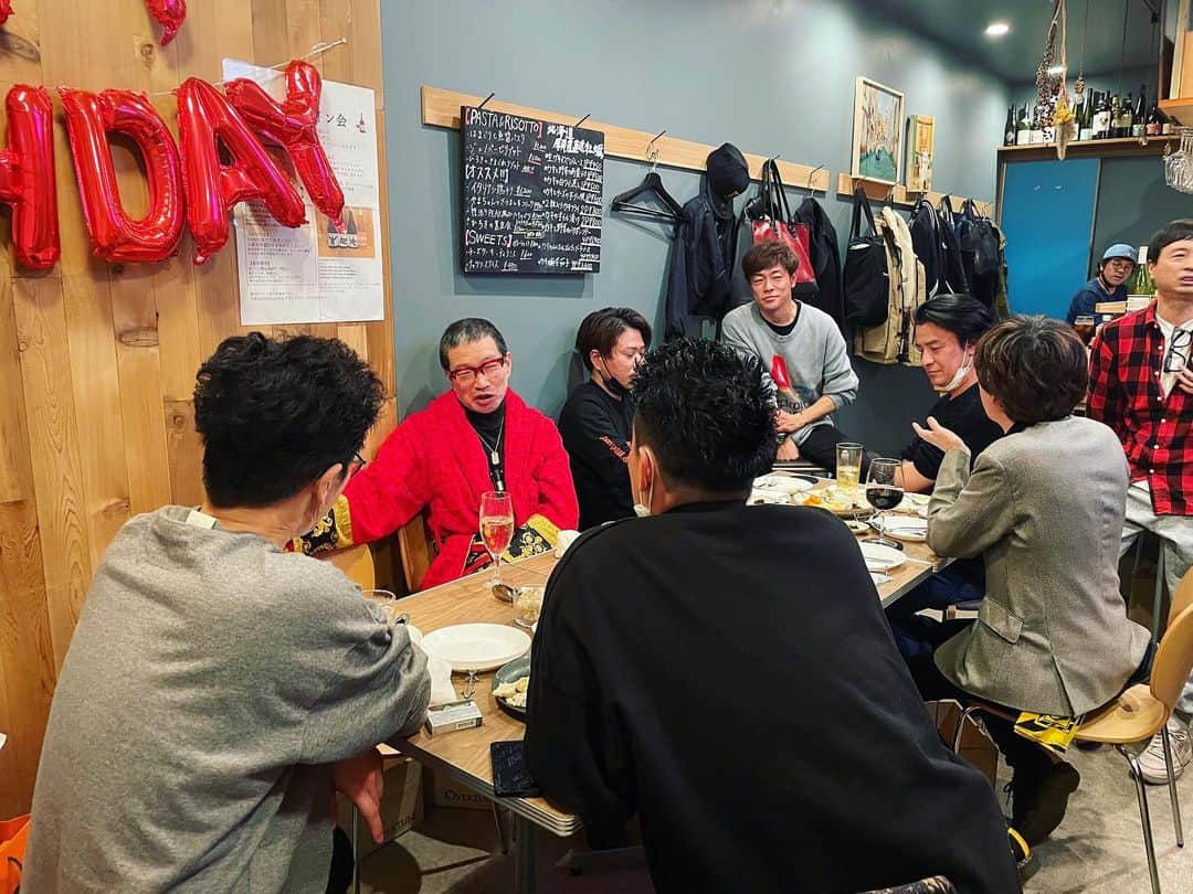 西方凌さんのインスタグラム写真 - (西方凌Instagram)「先日、夫の木村祐一が還暦を迎えました🙌   数ヶ月前から計画していたサプライズ🥂 何も知らない祐一さんが来店すると、 皆さんが居るというサプライズ✨ 嬉しさのあまり、涙していました🙌 皆さまのおかげで素敵な還暦祝いとなりました。   芸人さんが芸人さんだけで集まると、 もの凄いスピードでボケとツッコミが飛び交う。 待った無しの笑かし合戦。  この後、お仕事終わりの最終新幹線でジュニアさんと村上純さんも駆けつけて下さり、笑いに笑った幸せな夜でした😂 ほんと皆さんと居ると、いい顔するなぁ😌   お忙しい中お集まりいただき、感謝です🙏 60歳、まだまだ現役で頑張ります！ これからもどうぞよろしくお願いします致します。  ※ムービーが途中で終わってしまっているので、新しく更新しました🙌      #赤いちゃんちゃんこではなく #赤いヴェルサーチのバスローブ #オステリアピーク #peak」2月16日 10時07分 - nishikataryo