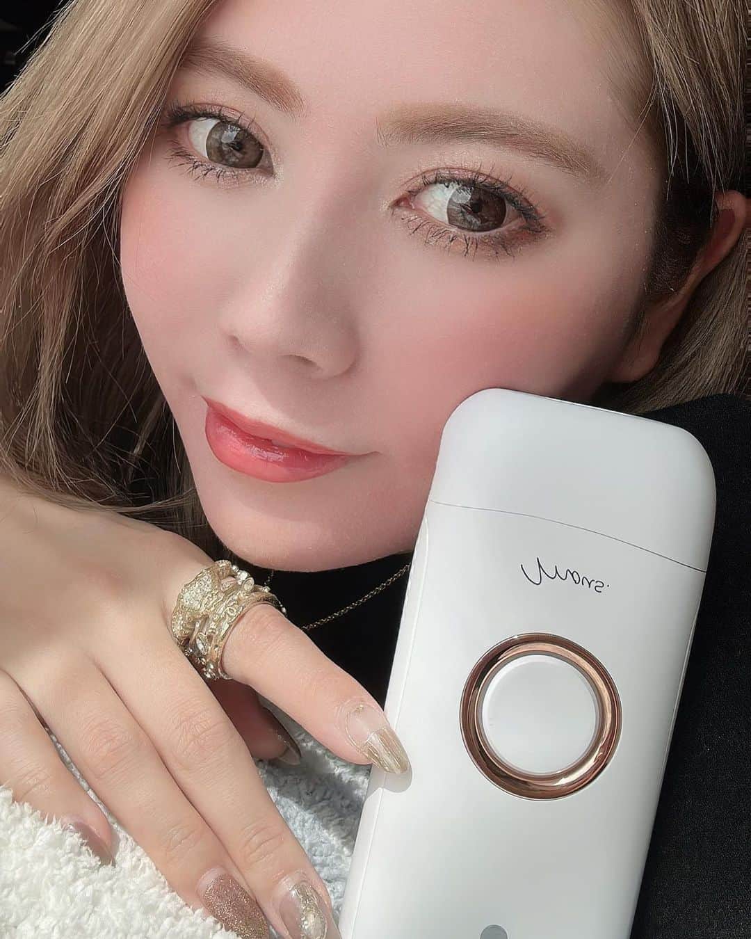 RabichePowのインスタグラム：「久しぶりにおうち美容❣️ おうち時間が増えたりして美顔器とかも色々もってるんだけど初めて 脱毛出来るVAVOWERをゲットしました❤️ @official_mous  . コンパクトなのに高い出力で、手軽に脱毛トリートメントができるみたい！ 医療脱毛に通ったこともあるけど、全て均一になくなるわけじゃないから 気になる部分に使えていいなーって思ったよ🥰 . 効果を楽しみに、説明書通り 最初は1〜2週間に1回のペースでやってみます❣️ . 効果はまたストーリーに載せよ😏💕 . あったかくなる前にツルツルになるといいな😊 . 今、このラボマーがキャンペーンで公式サイトだとクーポンコード→【rpc16】を使うと50%オフなの！ 脱毛機器探してた！って方はよかったらお得にゲットしてくださいね🐰 有効期間が2/22までみたい🙏  　https://mous-beauty.jp/lavomer.html  #脱毛器 #脱毛 #IPL脱毛 #ホーム脱毛 #光脱毛 #美容家電 #ラボマー #mous #pr」