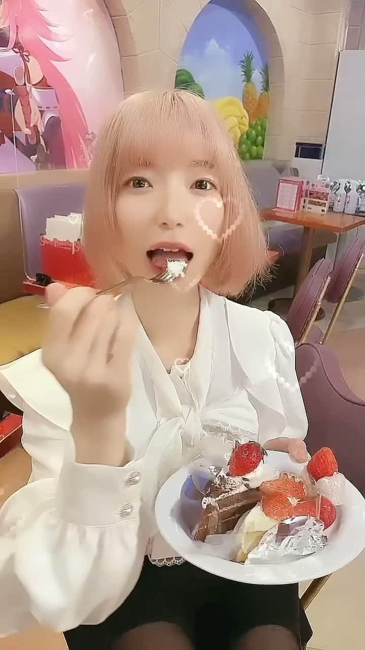 宮崎寿々佳のインスタグラム：「息子へバレンタイン🍫はスイパラのいちご食べ放題🍓にしました💓 私のほうが食べた🍰笑  スイパラのいちごメニューのケーキどれも美味しすぎたよ😍 1番はいちごタルトが美味しすぎて私そればっか食べてた💕  #スイパラ #sweetsparadise #スイーツパラダイス #映えスイーツ #いちご食べ放題 #いちご食べ放題🍓 #ケーキ食べ放題 #ケーキ食べ放題幸せすぎた #甘党女子 #バレンタイン過ごし方 #バレンタイン #valentine #valentineday #子供とお出かけ #オススメ子連れスポット」