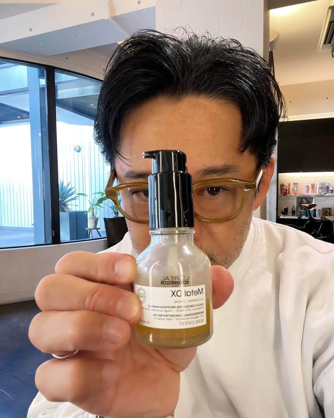 青木大輔さんのインスタグラム写真 - (青木大輔Instagram)「このオイルが とんでもなく凄いです！ 「METAL DX OIL」 ロレアル プロフェッショナル史上 最強のオイルと言われてます！ 最近は営業で使用しているのですが 正直驚きました😳 特にまとまりが欲しい方には、かなりオススメします！ #loreal  #metaldxoil」2月16日 10時22分 - daisukeaoki_tiechel
