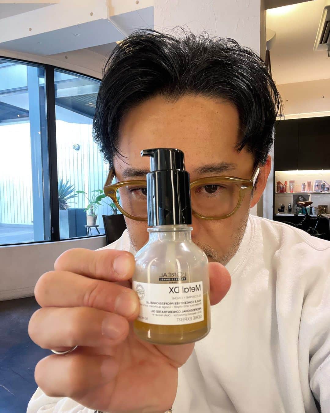 青木大輔のインスタグラム：「このオイルが とんでもなく凄いです！ 「METAL DX OIL」 ロレアル プロフェッショナル史上 最強のオイルと言われてます！ 最近は営業で使用しているのですが 正直驚きました😳 特にまとまりが欲しい方には、かなりオススメします！ #loreal  #metaldxoil」