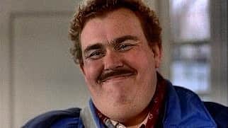 トム・フェルトンのインスタグラム：「If life starts to grind you down. Smile back #delgriffith #planestrainsandautomobiles」