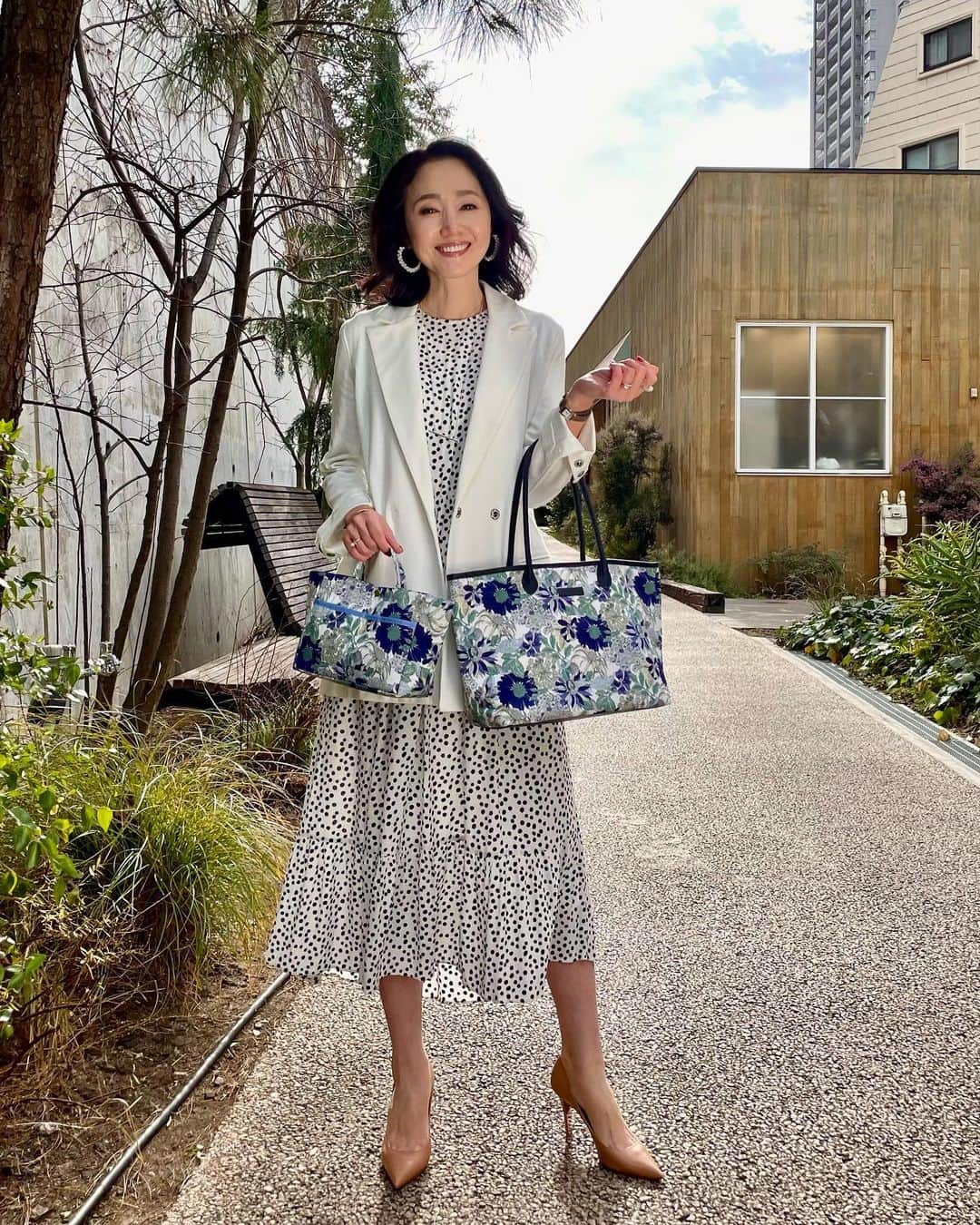 織香のインスタグラム：「おはようございます❄︎ 今朝も、さ、寒い〜🥶 でも！ 春はもうそこまで来ています 🤗💕🫶💕🫶💕  リバティ春の新作オンエア💐 2/23 木　QVCにて 朝7:00〜/お昼12:00〜生放送 Todays plus 全5色展開 写真はブルー💙  今年もTPやりま〜す😊💕 毎年大人気のオープントートバック＆バックインバックがSETに❤️  今年は寒かったので いつもよりも心から 春を待ちわびていました🙏🌸✨  まだ重いコートは脱ぎ捨てられなくても バックは軽やかに華やかに💕 春を先取りしませんか？🤗  #春#リバティ #持ち歩くアート #1年中枯れないお花 #QVC#qvcjapn #リバティプリント #リバティファブリック #リバティ好き #リバティ好きと繋がりたい #Liberty #LibertyPrint #LibertyFabric #libertylove #IntermodeMadeWithLibertyFabrics #川辺株式会社 @intermode_kawabe #QVC#qvcjapan #アンジェリカガーラ #angelicagarla #白ジャケット @europeanculture_official」