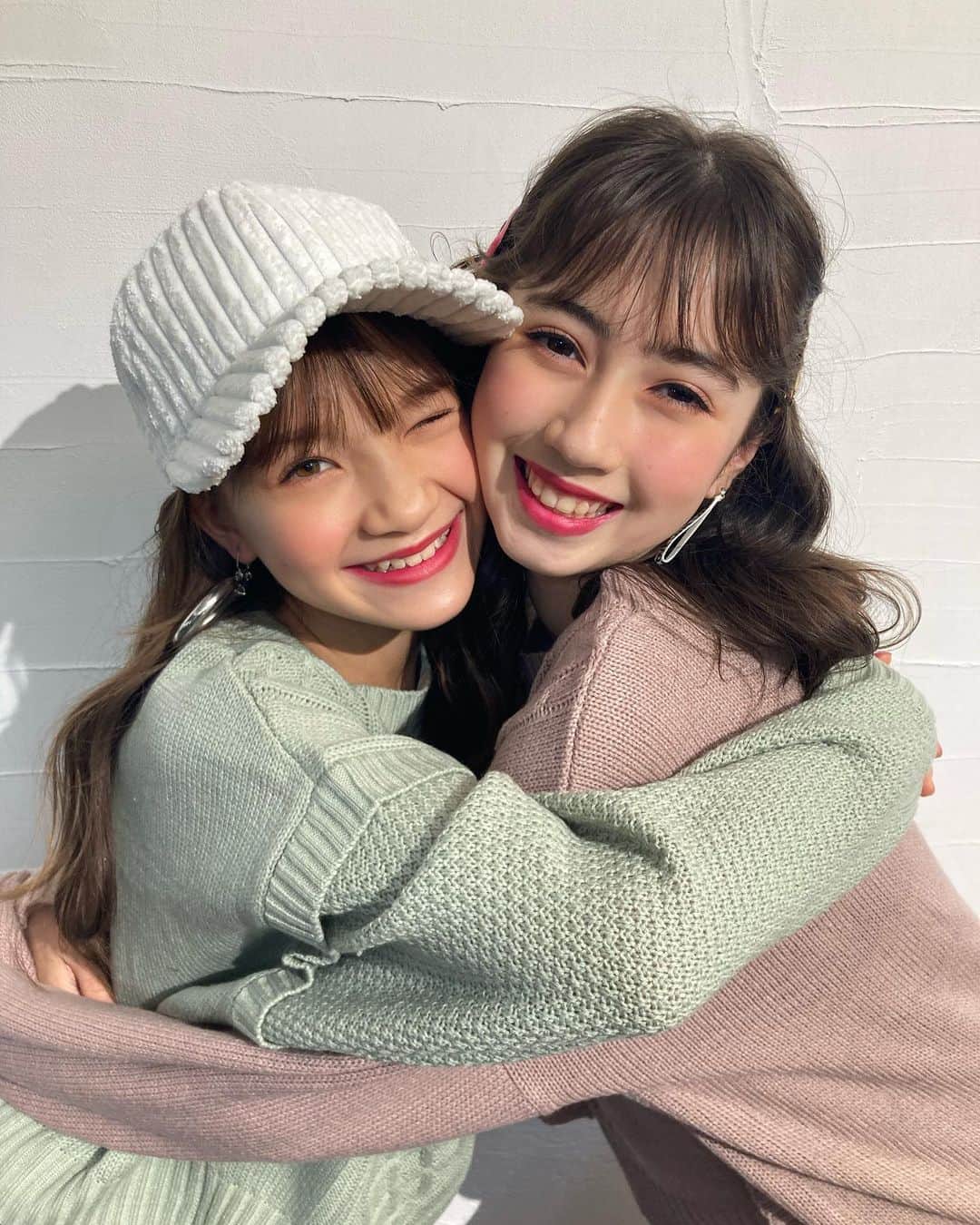 ニコ☆プチのインスタグラム：「. ハッピー感が写真からあふれ出てるっ！？🌼🌼 リアナとジュリアは福岡出身で と〜っても仲良し〜💕  #ロガチ莉杏奈 #ジュリア #プチモ #ニコプチ」