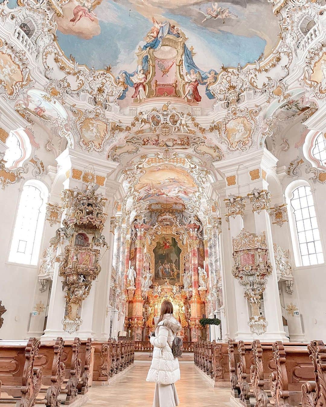 NakamuraYukiさんのインスタグラム写真 - (NakamuraYukiInstagram)「⁡ ⁡ ⁡ 世界遺産ヴィース教会⛪️ ⁡ 今まで沢山の教会をみてきたけれど、 ダントツで美しくて好きになりました。 ⁡ 白い外観も素敵だなと思って中に入ると 内装のロココ装飾が一面に広がり 360°美しい空間でした。 ⁡ 扉が閉まり旦那さんと2人だけになった 瞬間に訪れた静けさとあの空気… 何時間もいたいほど素晴らしい時間でした。 ⁡ ⁡ ⁡ ⁡ __________________________ ⁡ 🇩🇪Germany 📍#wieskirche  🗓2022.12.03-12.13 __________________________ ⁡ #yukis_inGermany #旅行 #カメラ女子 #女子カメラ #海外旅行 #shien #shienofficial #シーン#プチプラコーデ#プチプラファッション #旅コーデ#ドイツ旅行#ドイツ#教会#教会建築 #教会巡り #Germany#germanytourism #germany🇩🇪 #germanytravel」2月16日 18時00分 - nakamuraam